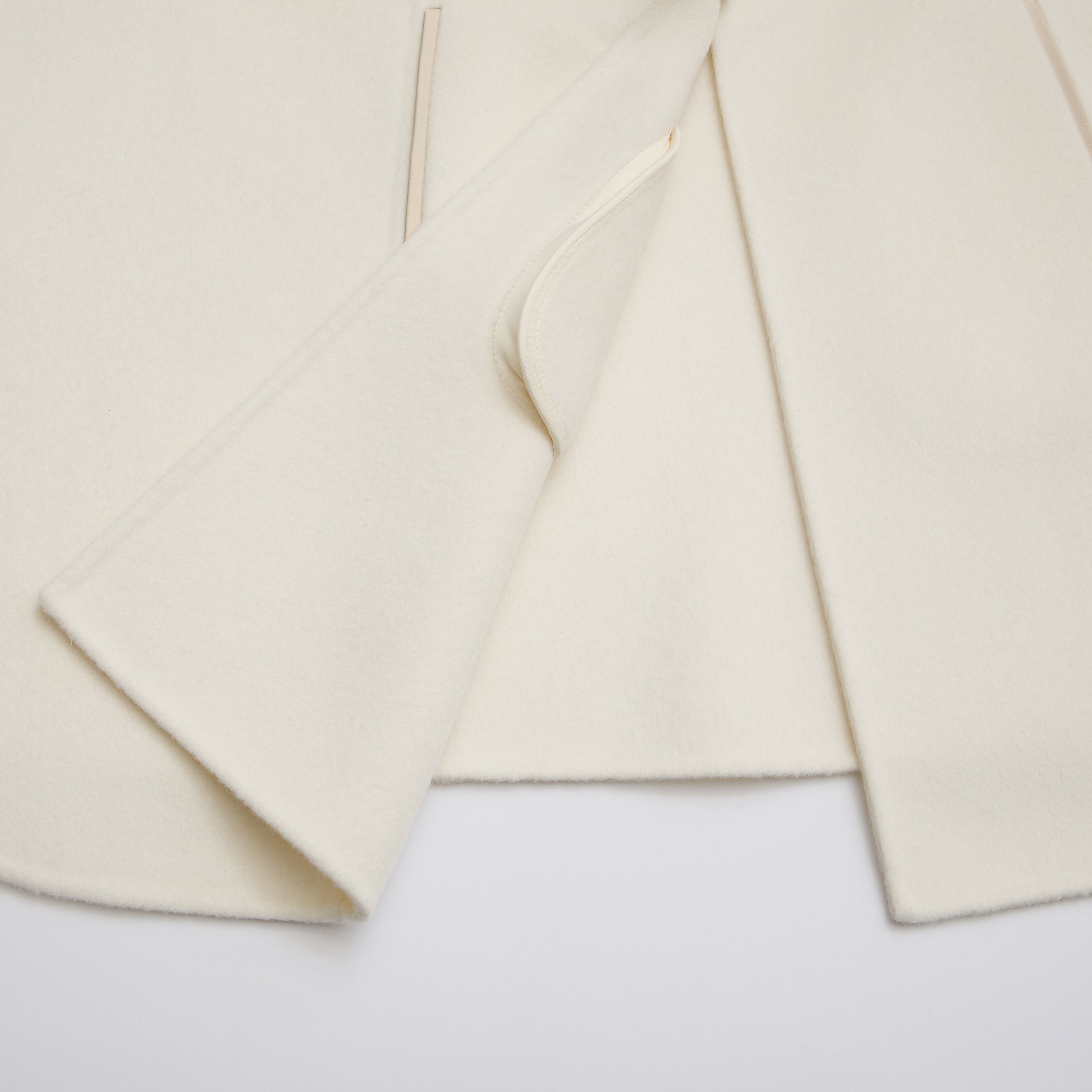 “Winter Diary”100%Cashmere雙面長絨工藝翻領斗篷外套—Frost Veil白境冬霧