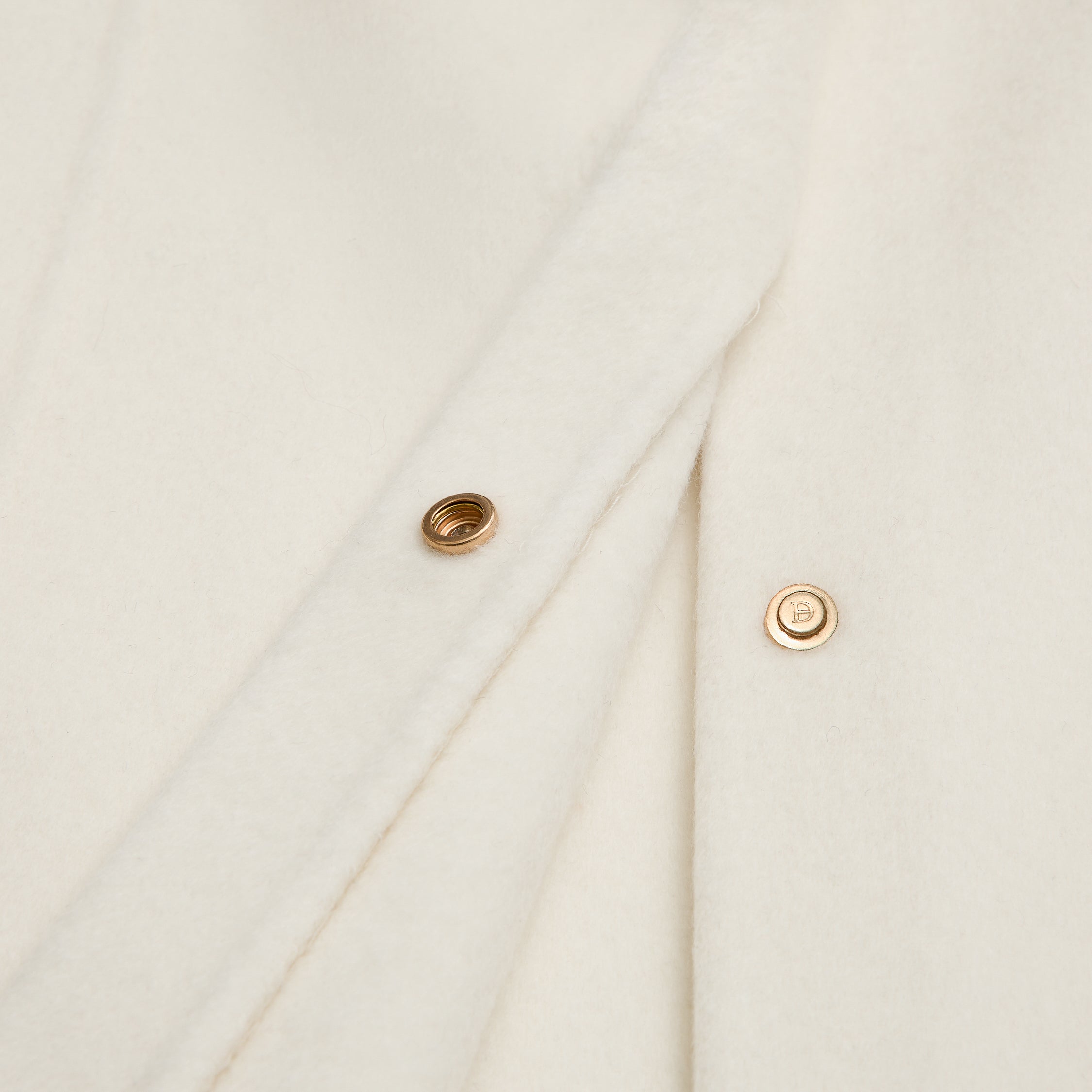 “Winter Diary”100%Cashmere雙面長絨工藝翻領斗篷外套—Frost Veil白境冬霧