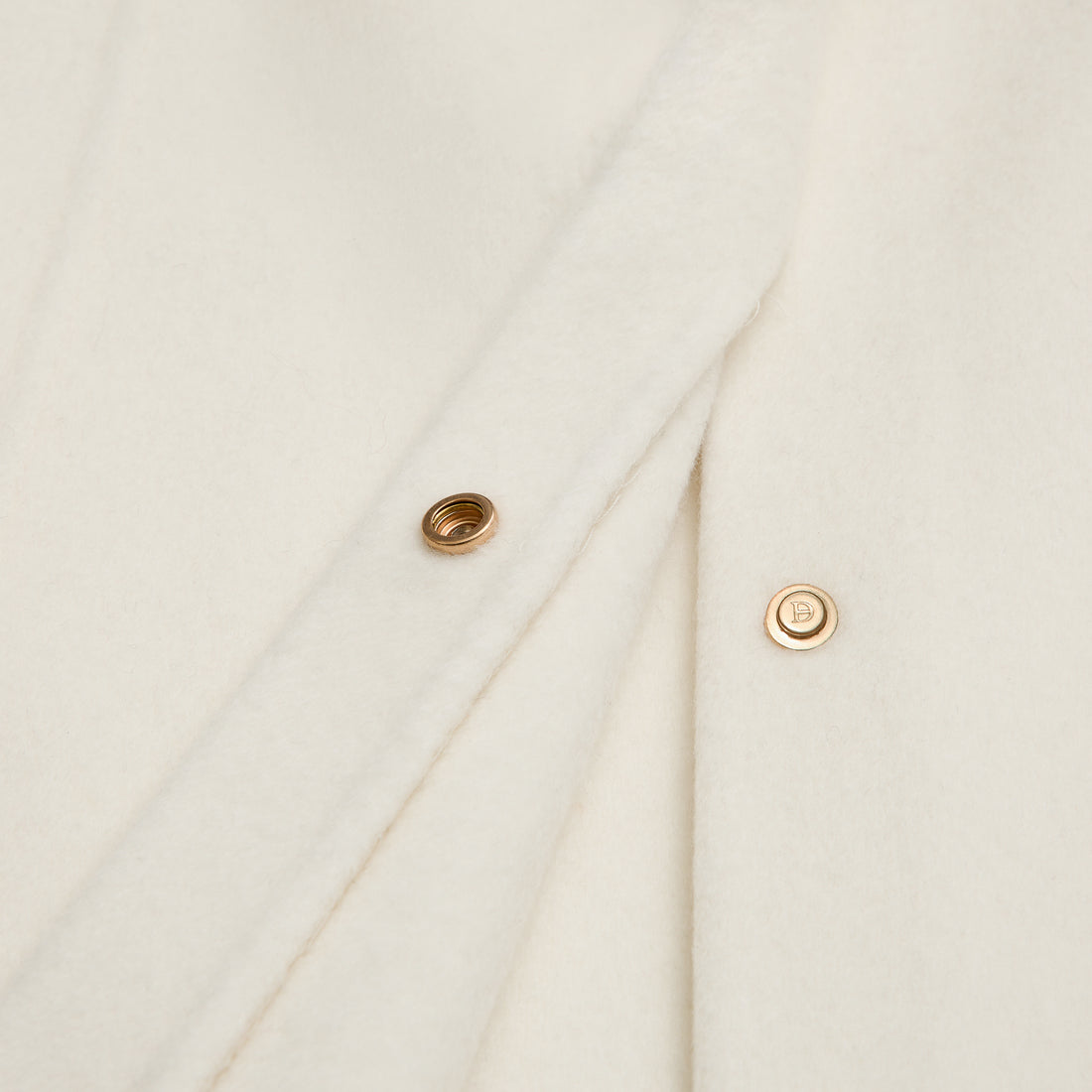 “Winter Diary”100%Cashmere雙面長絨工藝翻領斗篷外套—Frost Veil白境冬霧