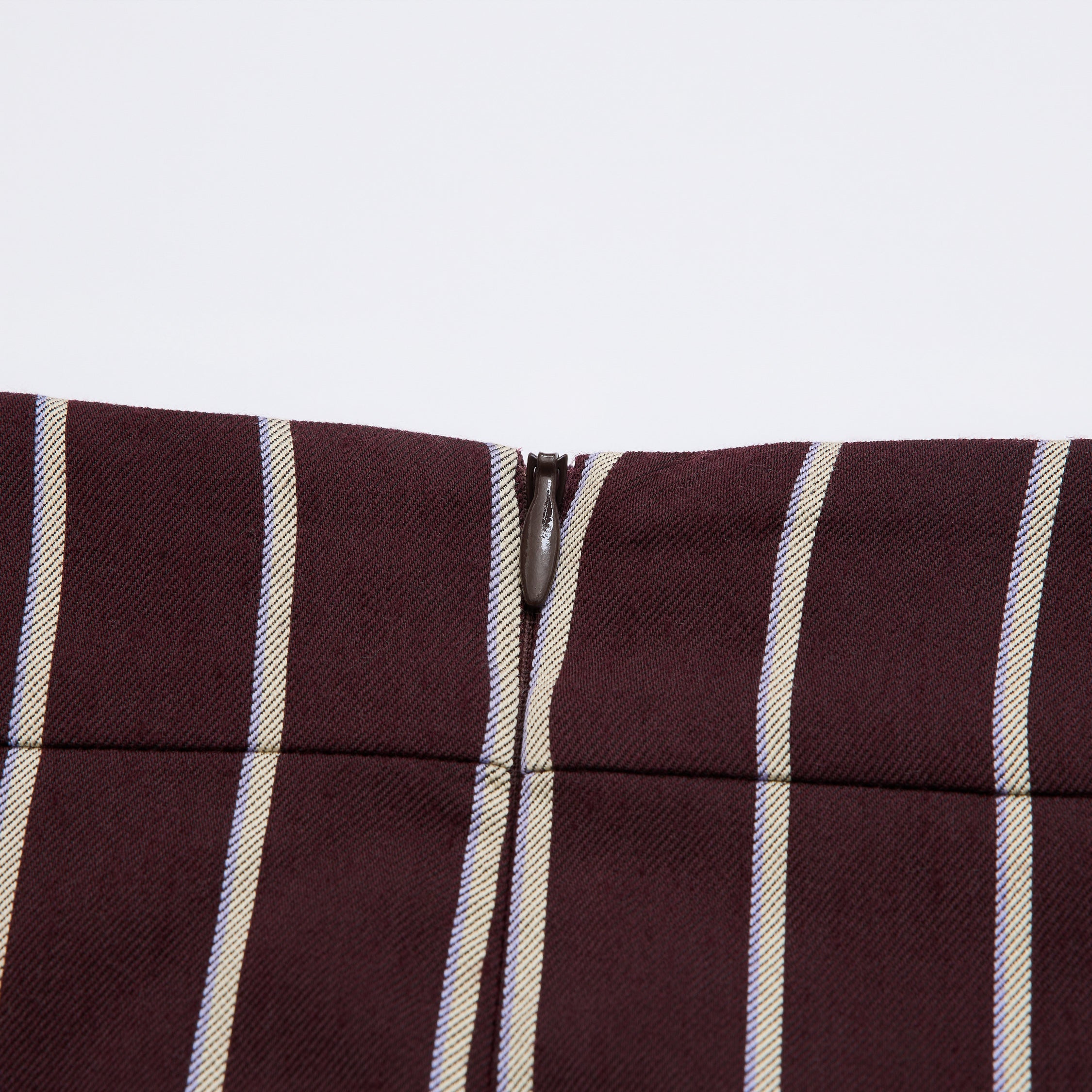 "Speak Sleek."義大利頂級羊毛直條西裝及膝裙—Rouge Nuit醺紅夜語