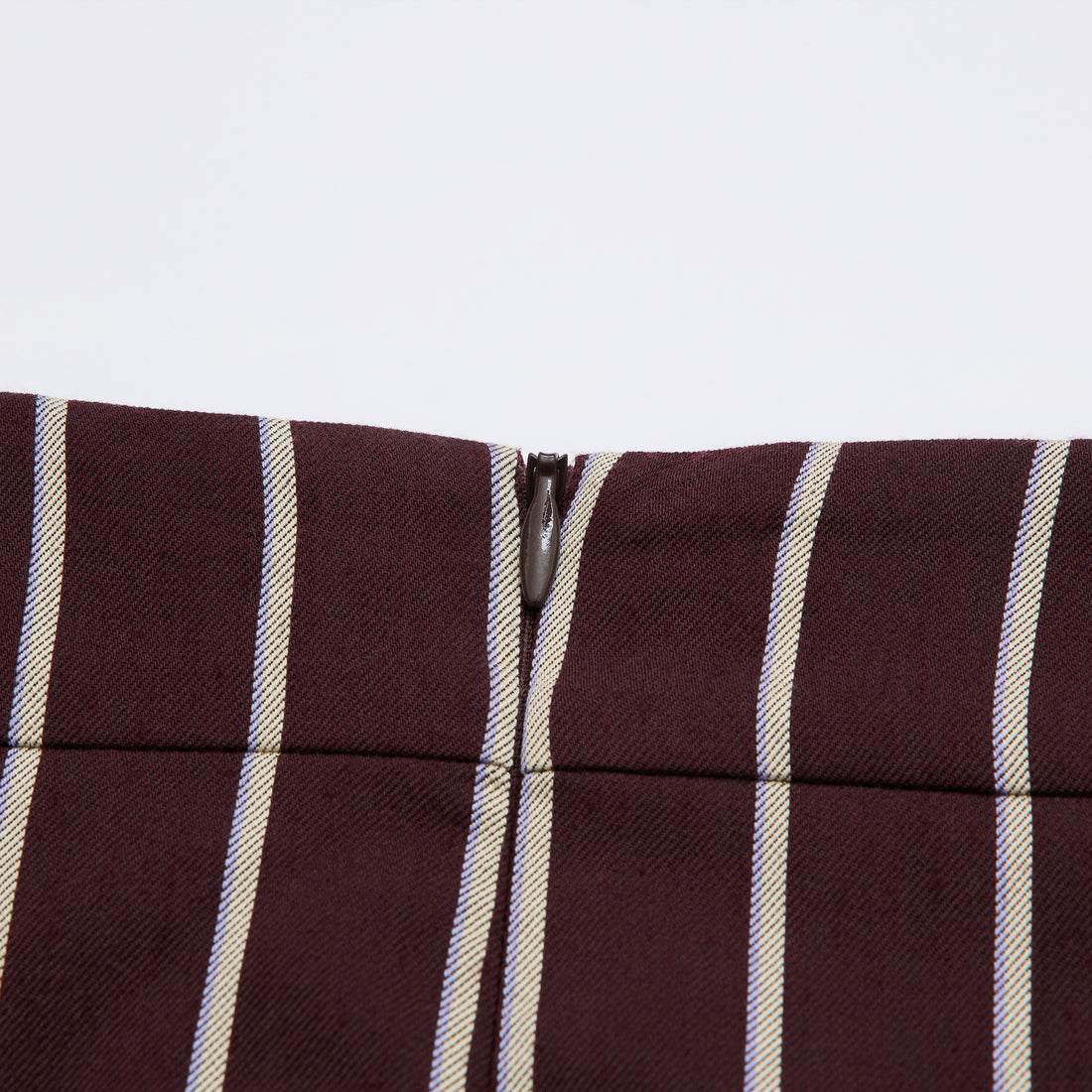 "Speak Sleek."義大利頂級羊毛直條西裝及膝裙—Rouge Nuit醺紅夜語