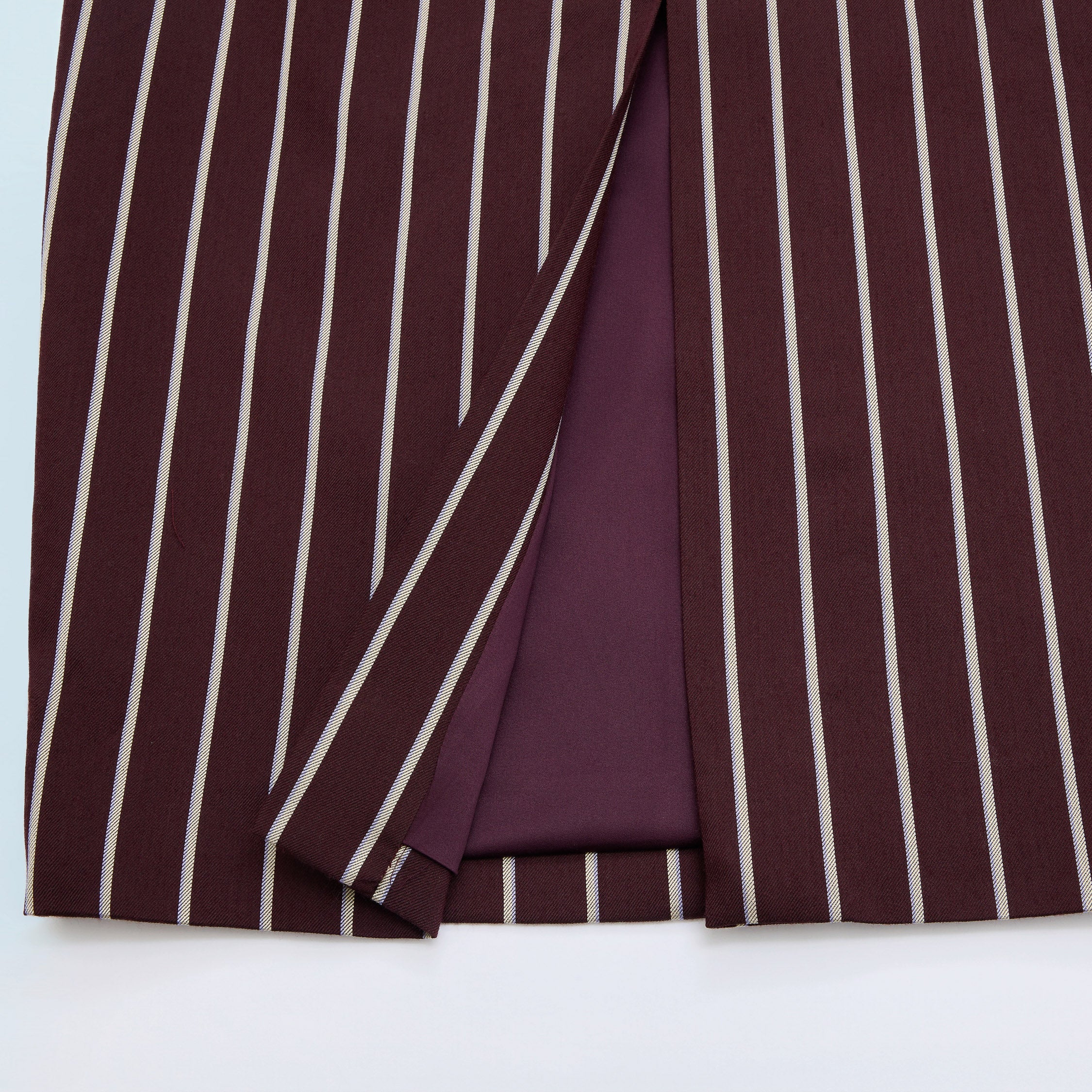 "Speak Sleek."義大利頂級羊毛直條西裝及膝裙—Rouge Nuit醺紅夜語