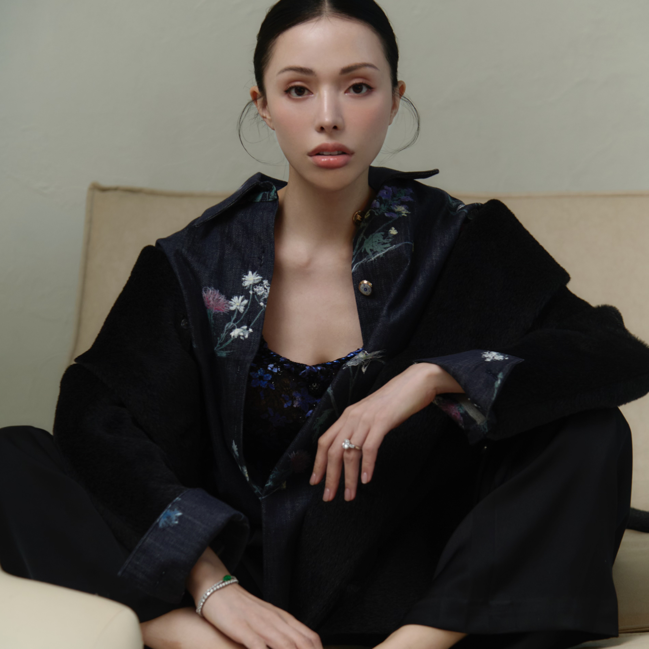 “Gallery Hours” 義大利浮描蠟花繪印工藝牛仔襯衫—Berry Bloom藍野花語