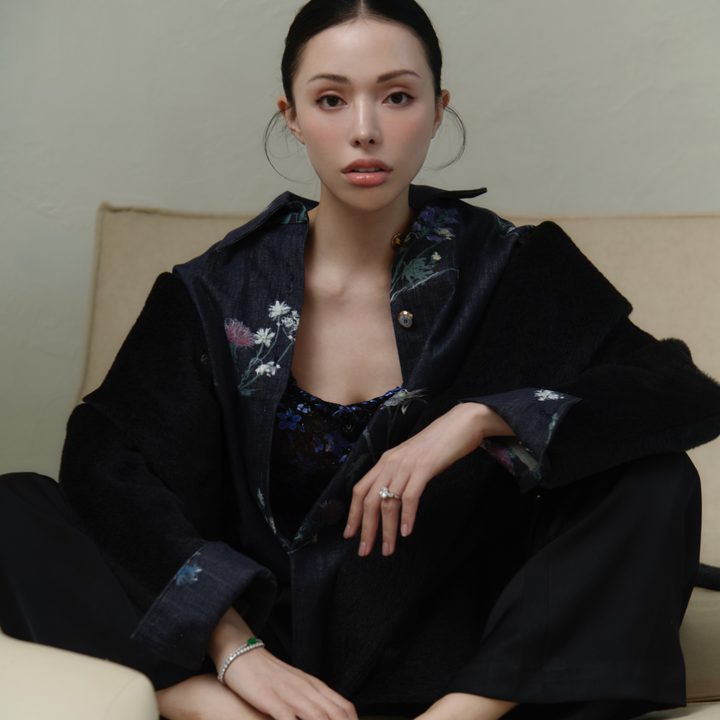 “Easy Go Chic”義大利浮描蠟花繪印工藝牛仔襯衫—Berry Bloom藍野花語