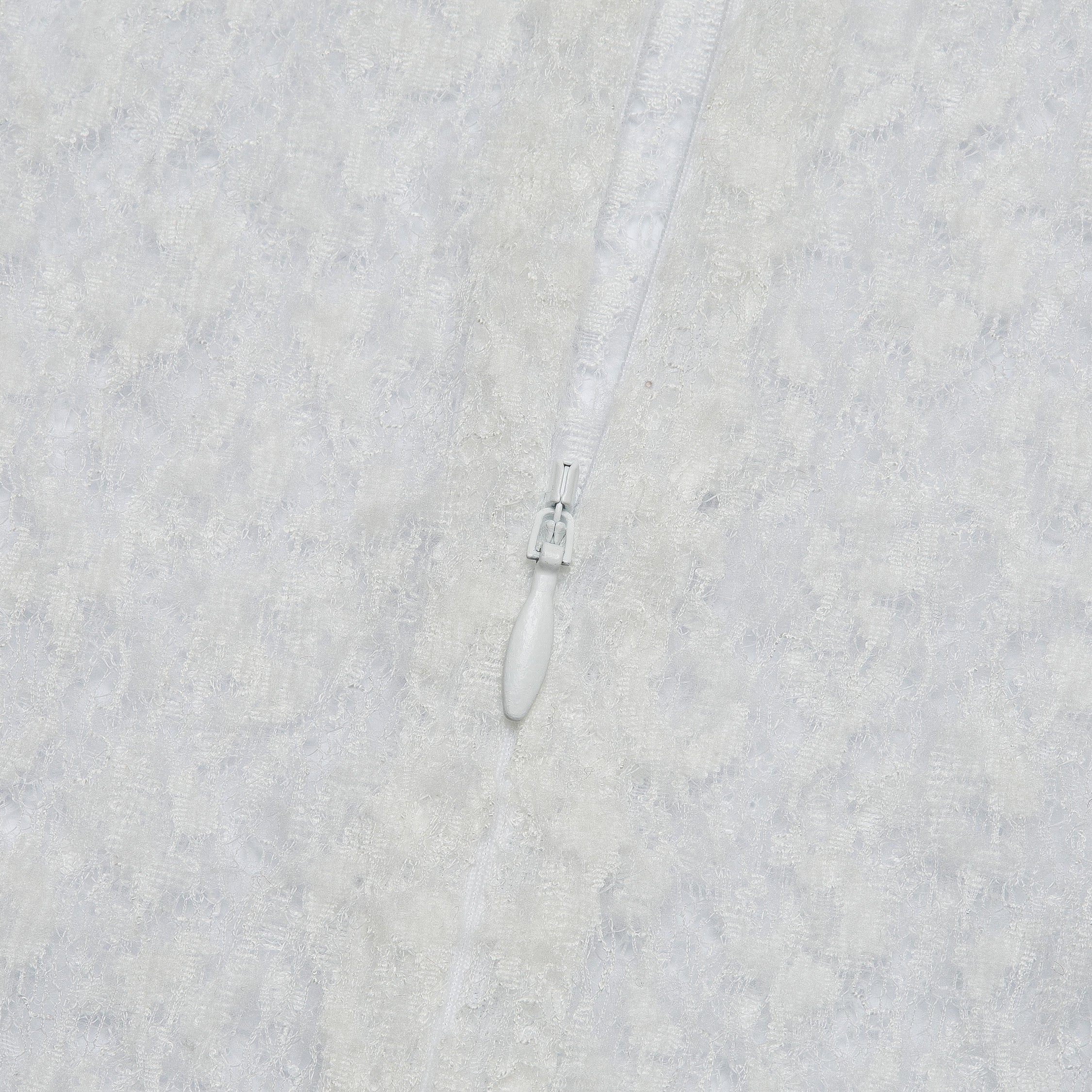 “Quiet Mastery”義大利極細霧絨絮花蕾絲長袖上衣—Downlight Reverie銀雪漫舞