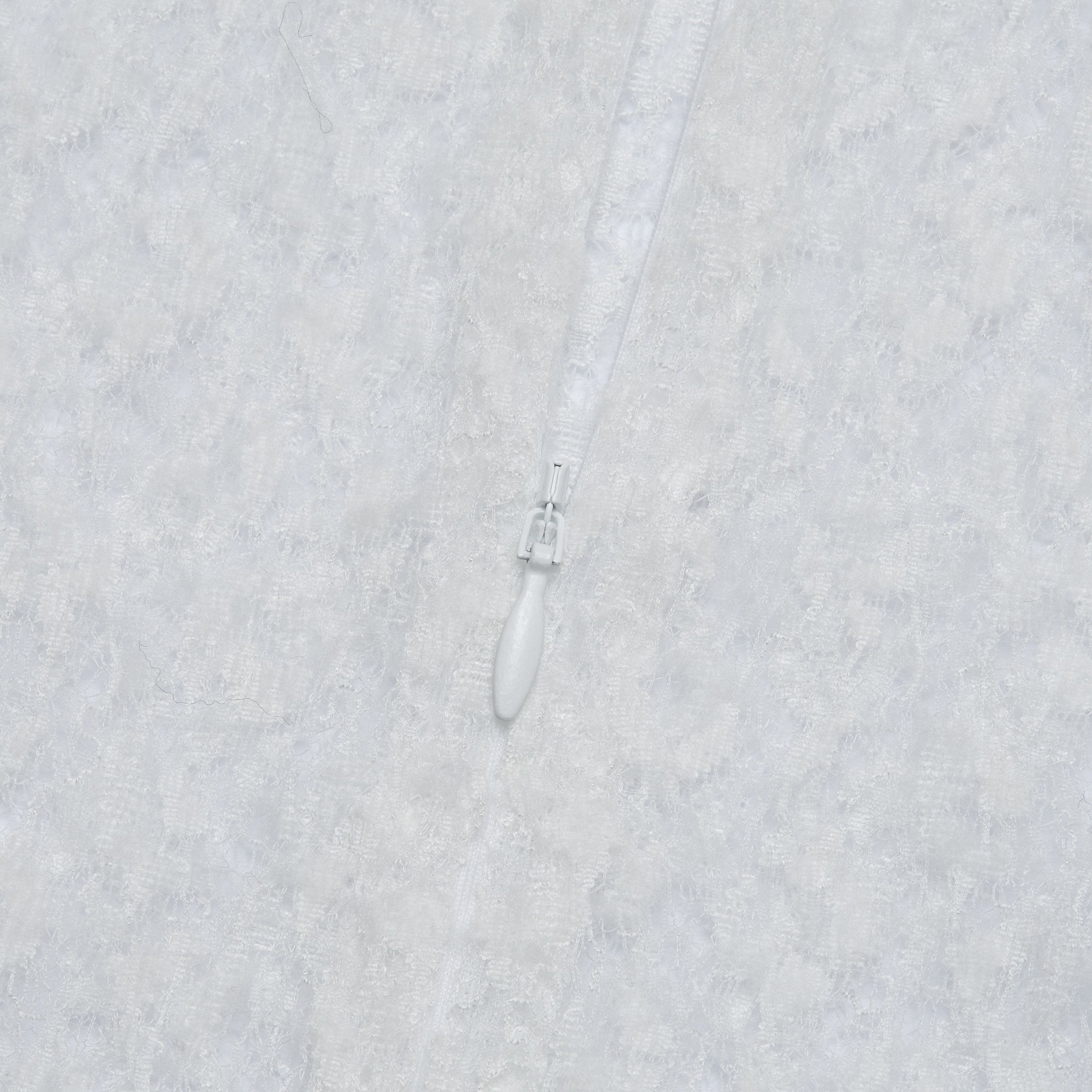 “Quiet Mastery”義大利極細霧絨絮花蕾絲上衣—Downlight Reverie銀雪漫舞