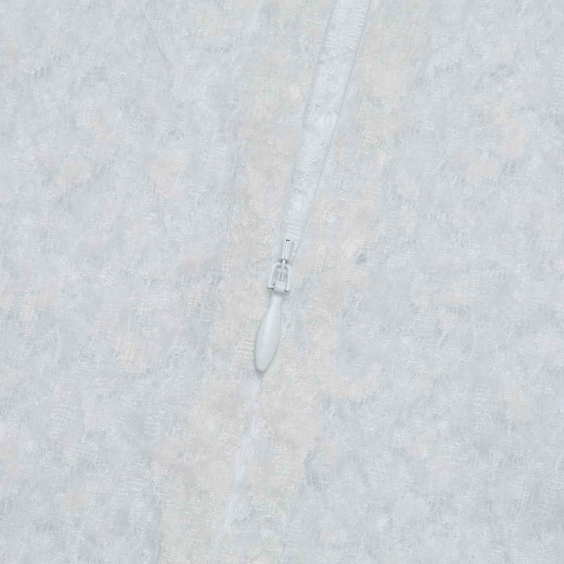 “Quiet Mastery”義大利極細霧絨絮花蕾絲上衣—Downlight Reverie銀雪漫舞