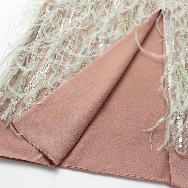 “Welcome to my party.” 珠繡羽毛工藝鉛筆裙