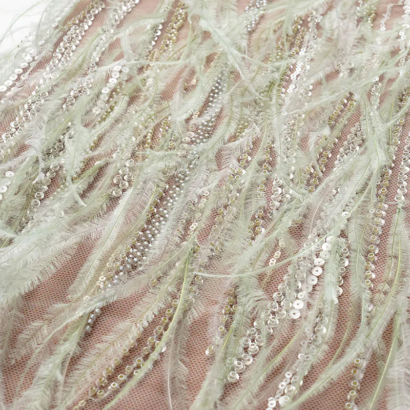 “Welcome to my party.” 珠繡羽毛工藝鉛筆裙