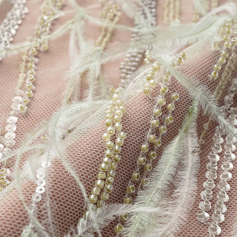 “Welcome to my party.” 珠繡羽毛工藝鉛筆裙