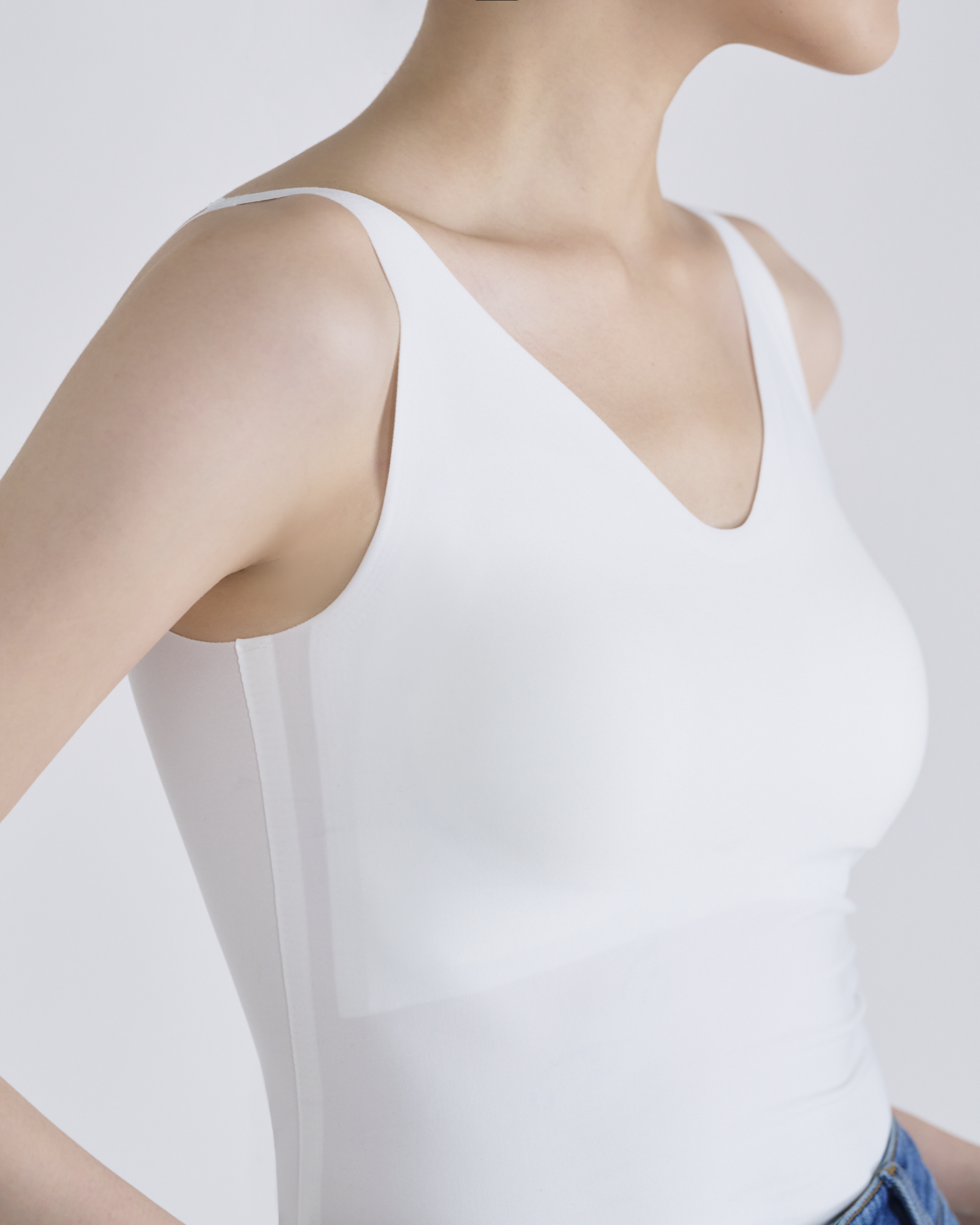By Inch. 日本美肌科技無痕 V 領 Bra Top—白色，商品展示圖 2