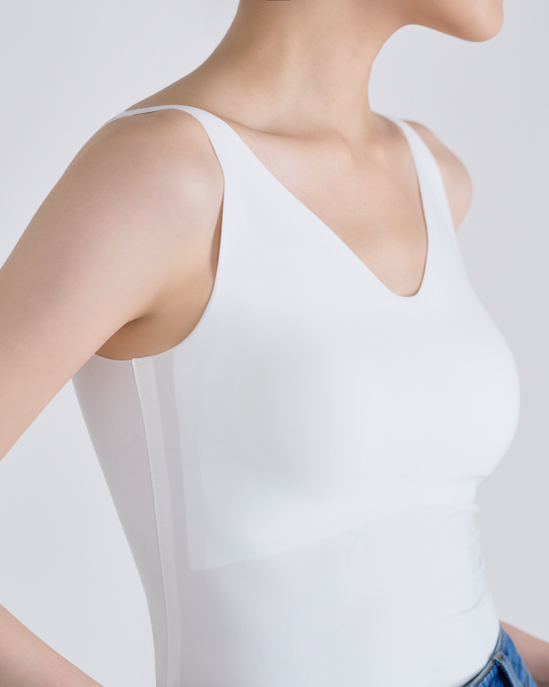 By Inch. 日本美肌科技無痕 V 領 Bra Top—白色，商品展示圖 2