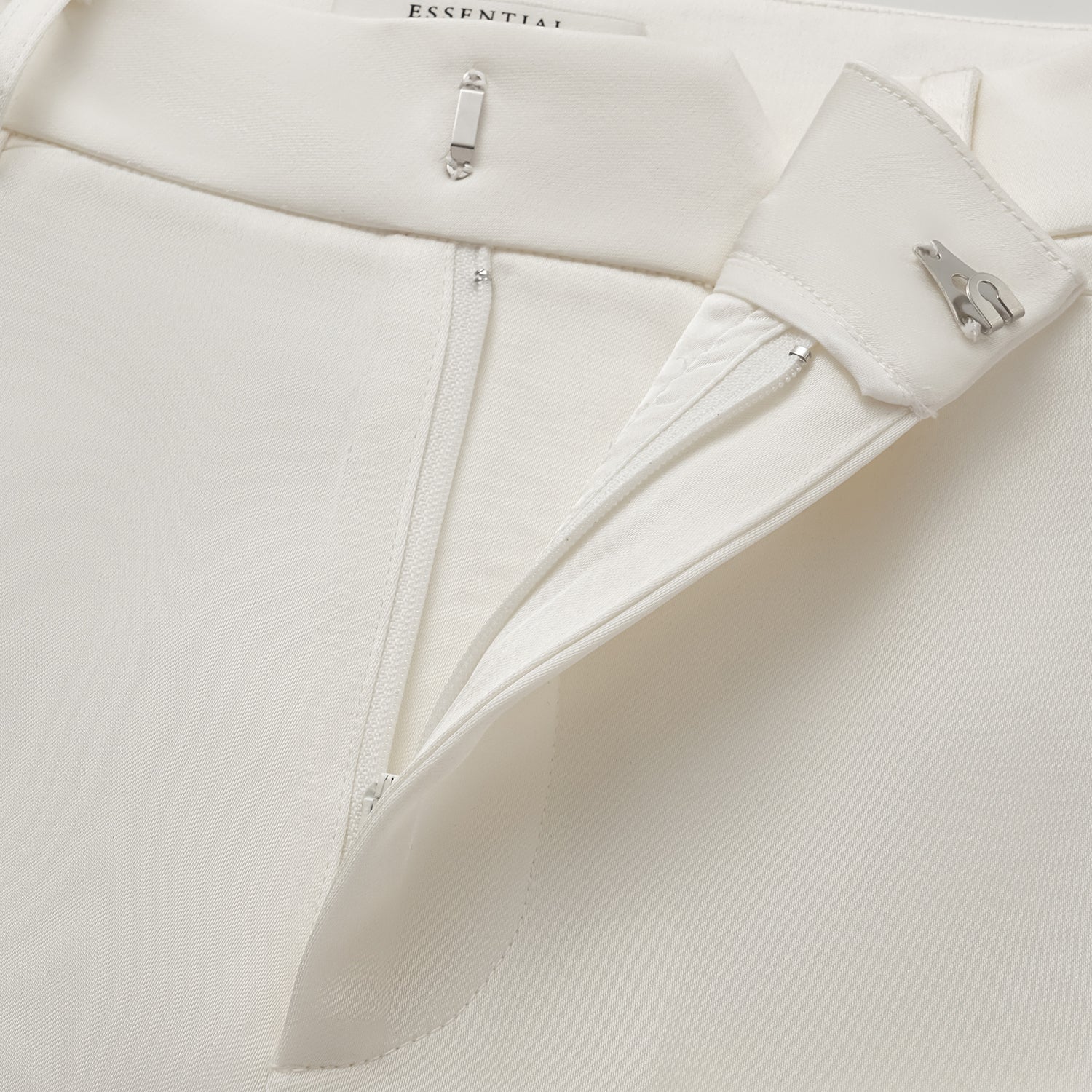 “Easy-go Chic” 重磅醋酸九分褲—簡光白