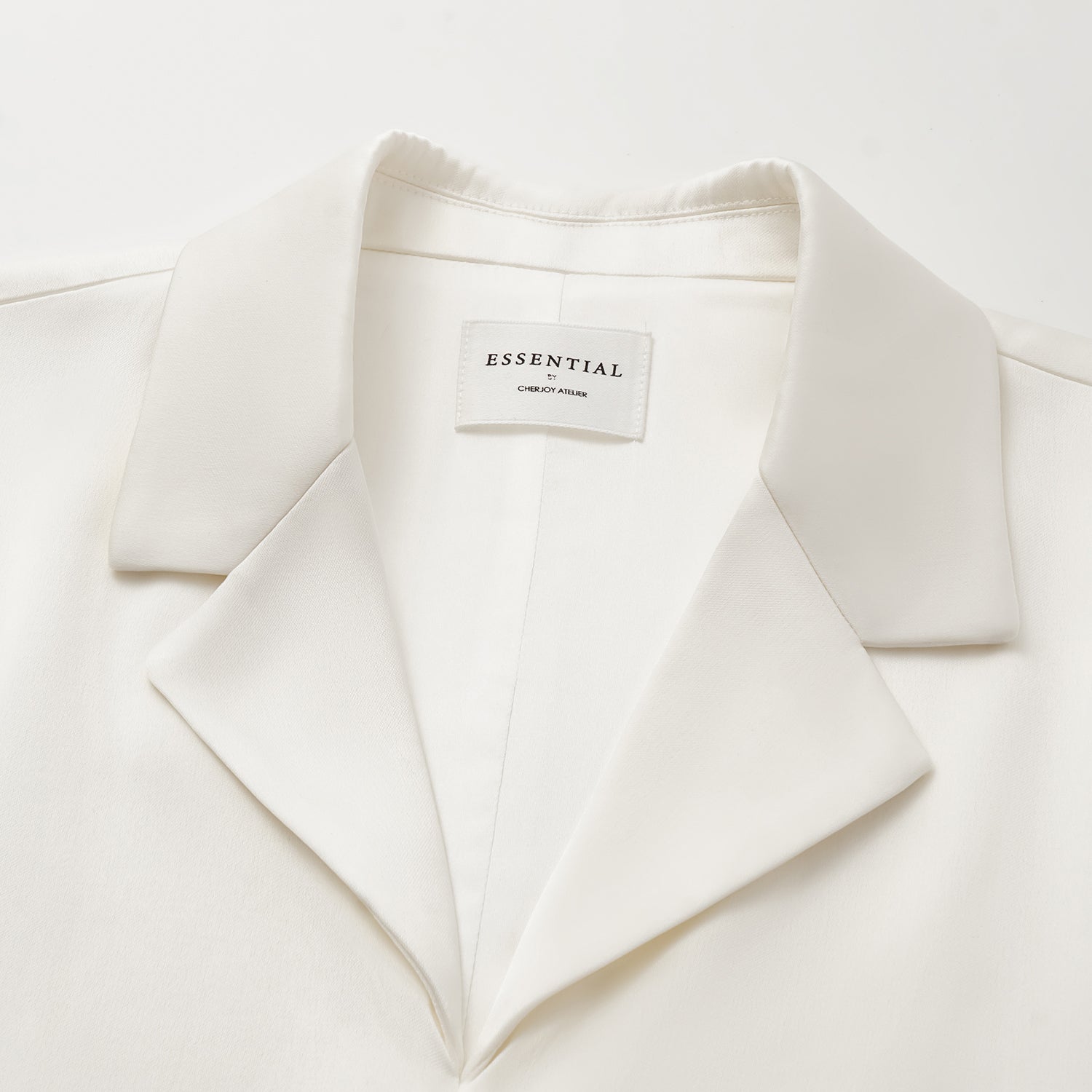 “Easy-go Chic” 重磅醋酸休閒罩衫—簡光白