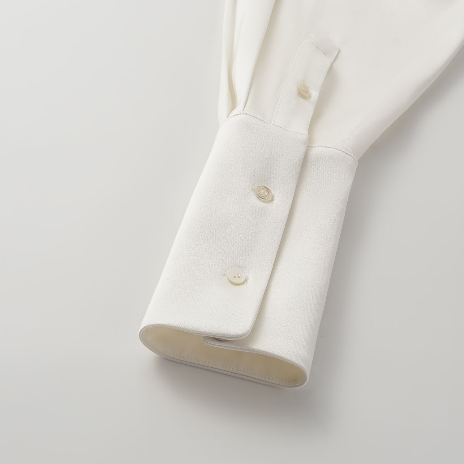 “Easy-go Chic” 重磅醋酸休閒罩衫—簡光白