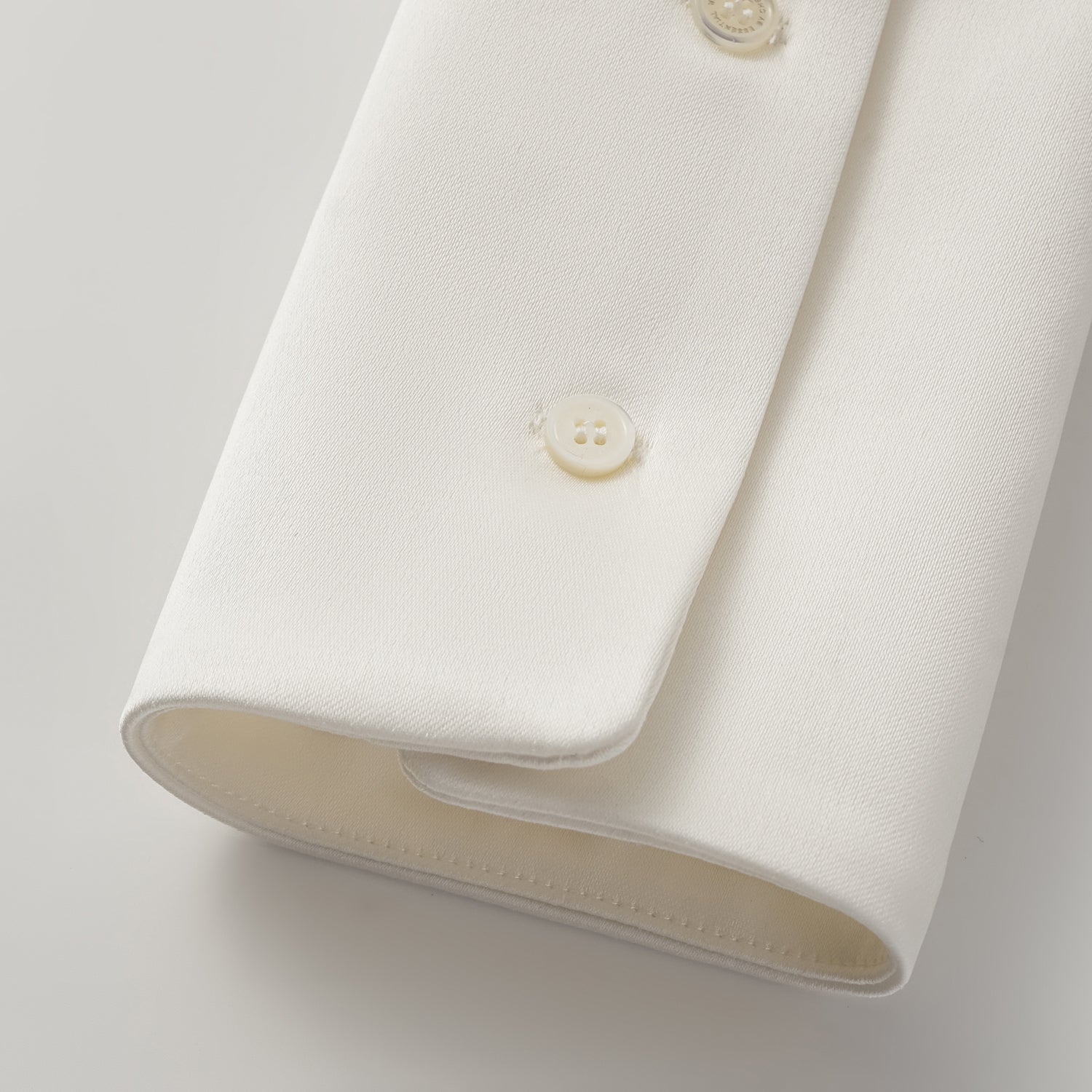 “Easy-go Chic” 重磅醋酸休閒罩衫—簡光白