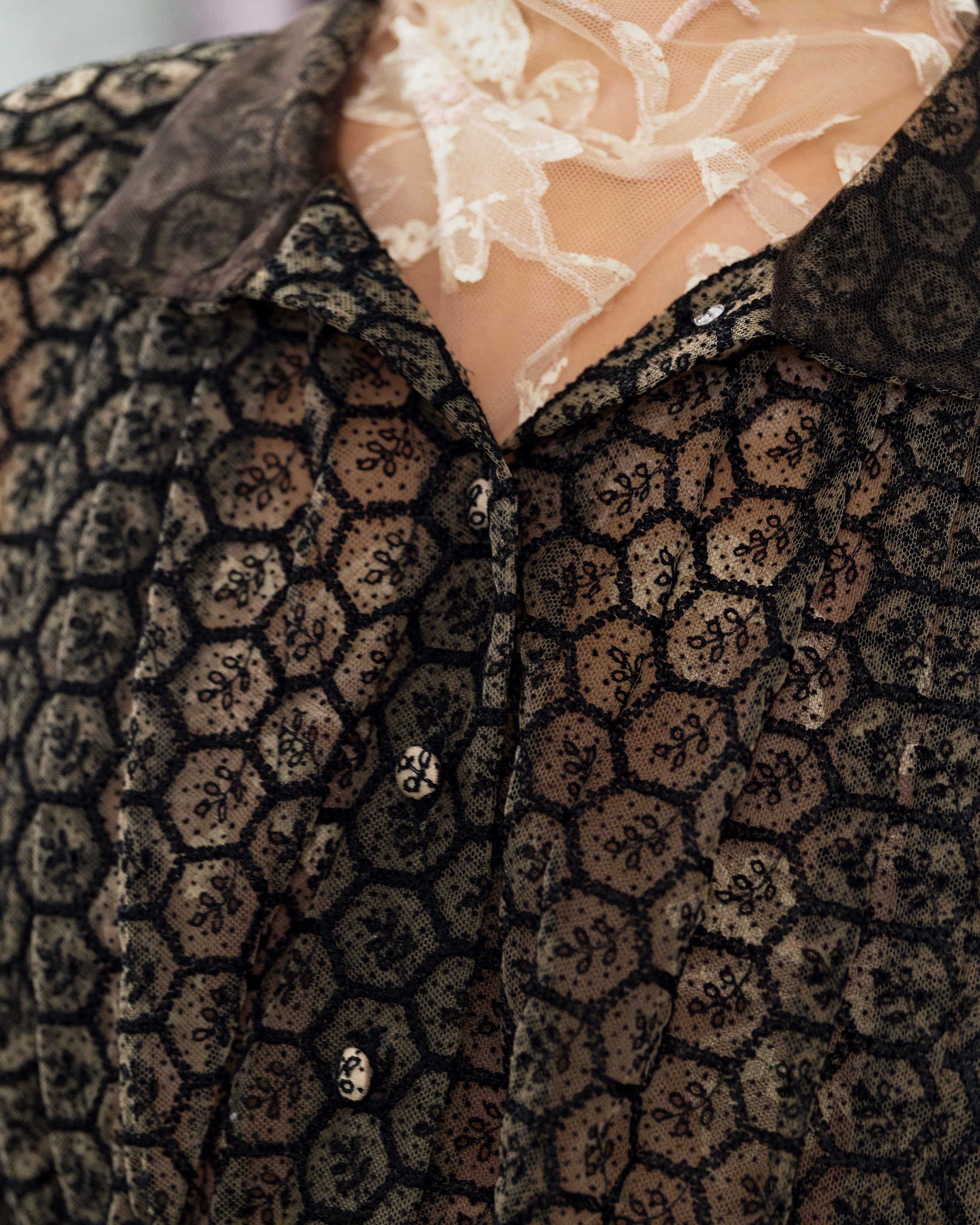 Quiet Mastery Mosaic Dusk 暮色花磚法國花格刺繡蕾絲立領長袖襯衫商品圖 2