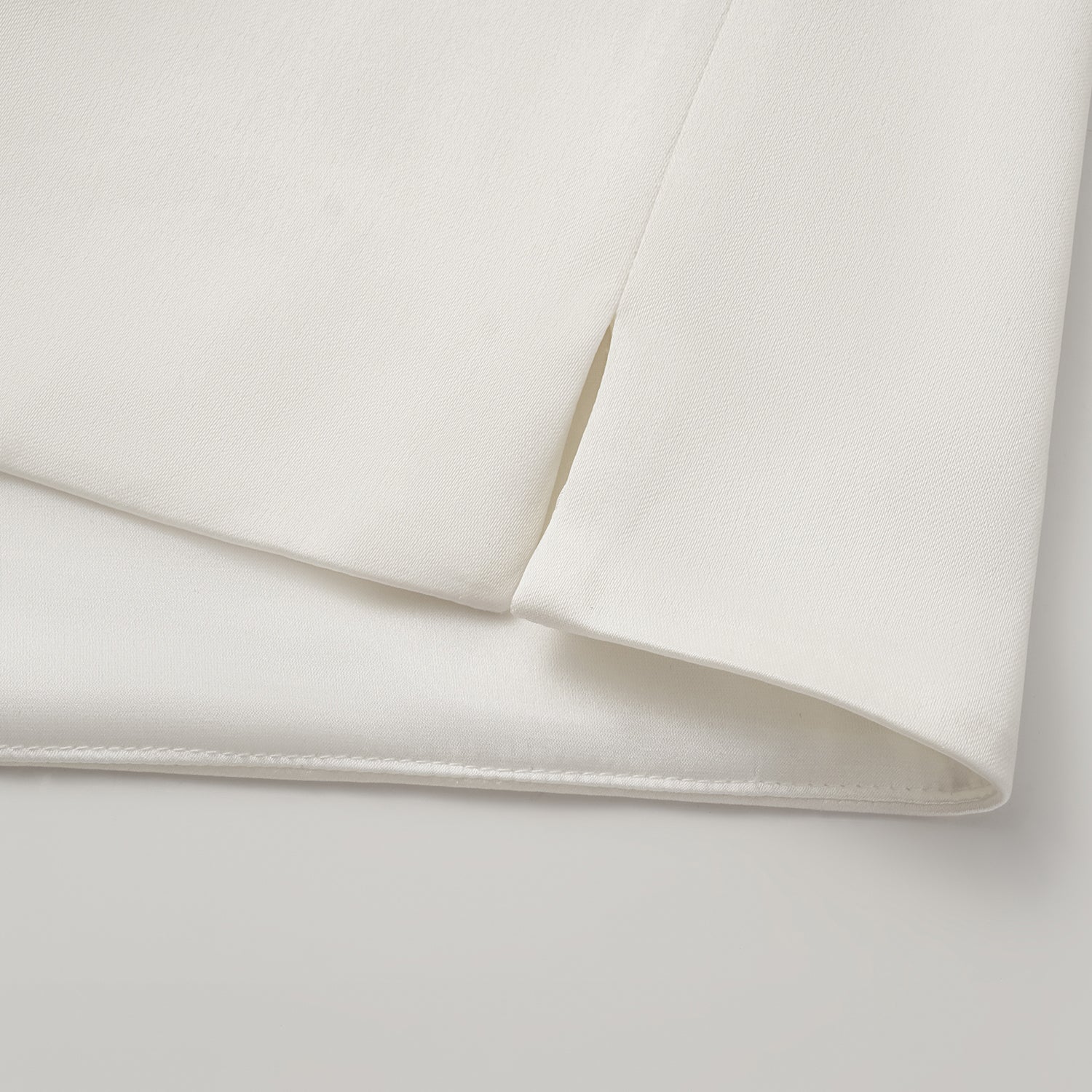 “Easy-go Chic” 重磅醋酸休閒罩衫—簡光白