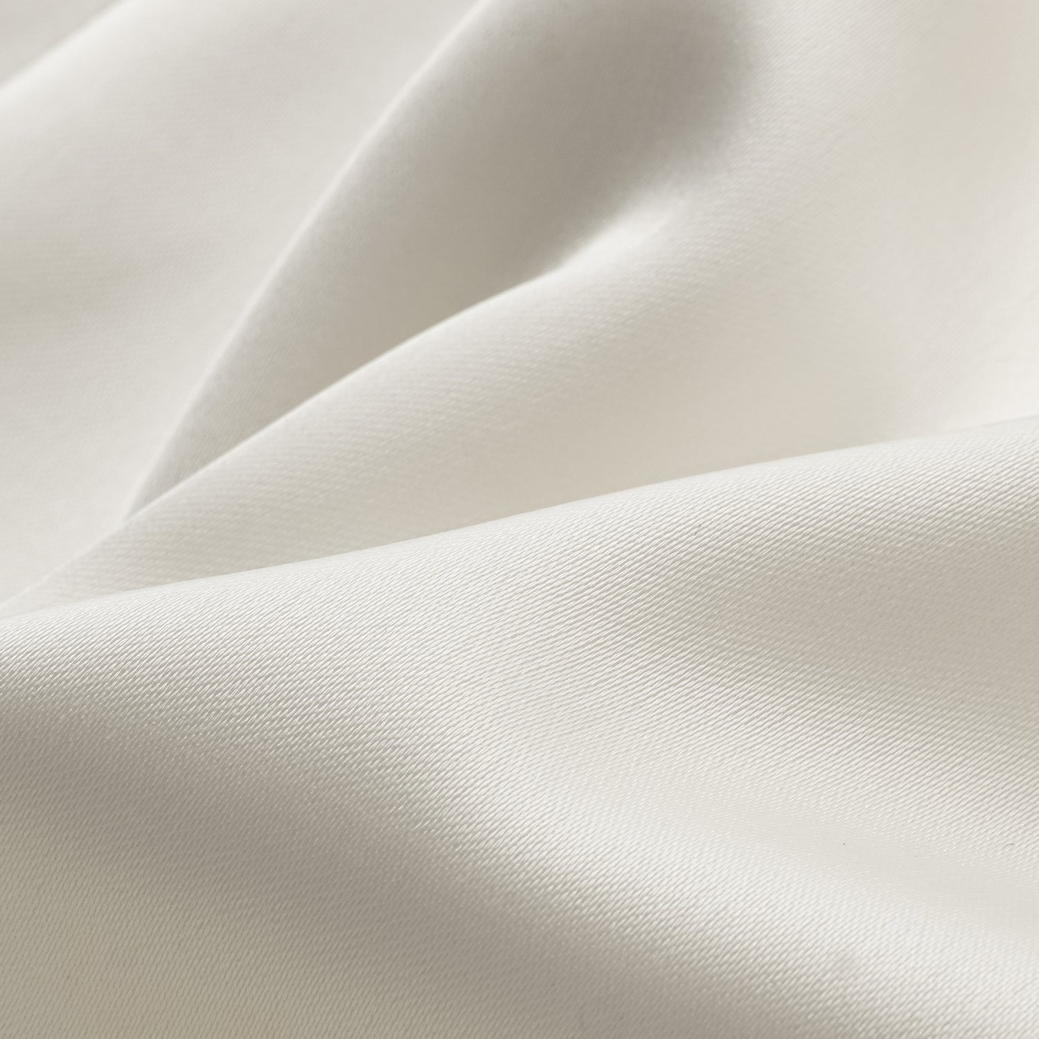 “Easy-go Chic” 重磅醋酸休閒短褲—簡光白