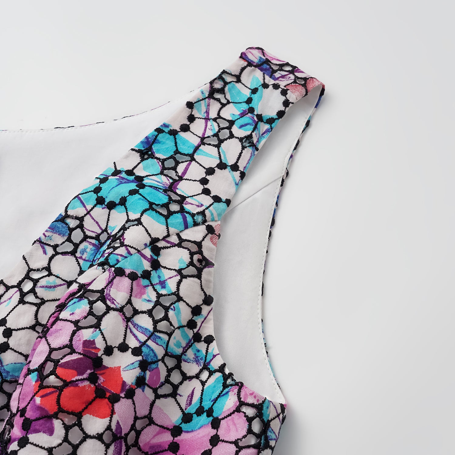 “Brunch in Provence” 義大利彩墨純棉蕾絲綁帶馬甲背心— 綺紫夢春 Lavender Reverie