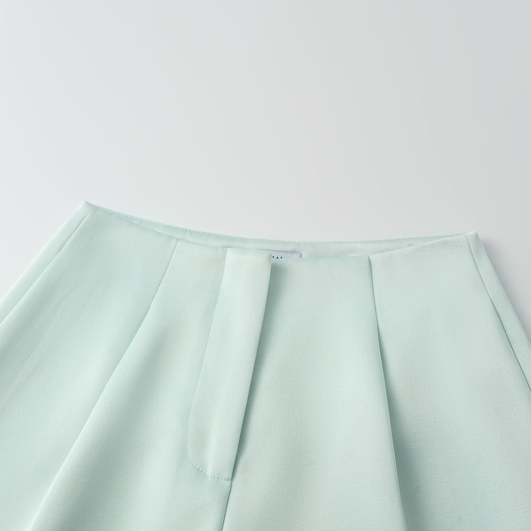 "Weekend at Monaco." 重磅緞面短褲 — Mint