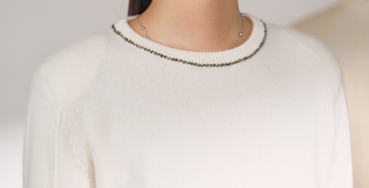 “盛裝慢行 Elegance Unhurried • 象牙白 Ivory” 100% Cashmere 手工珠繡圓領針織墊肩上衣