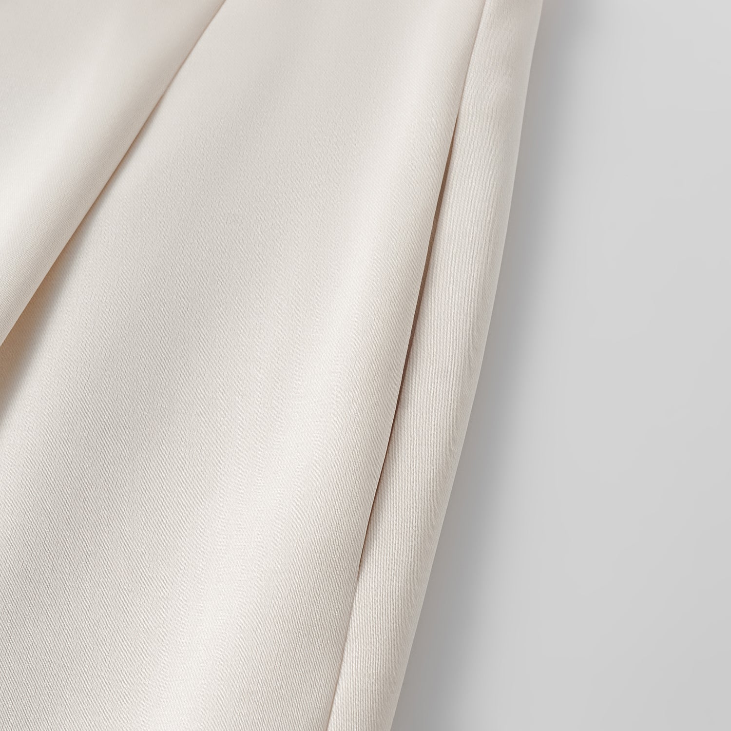 "Weekend at Monaco." 重磅緞面短褲 — Ivory