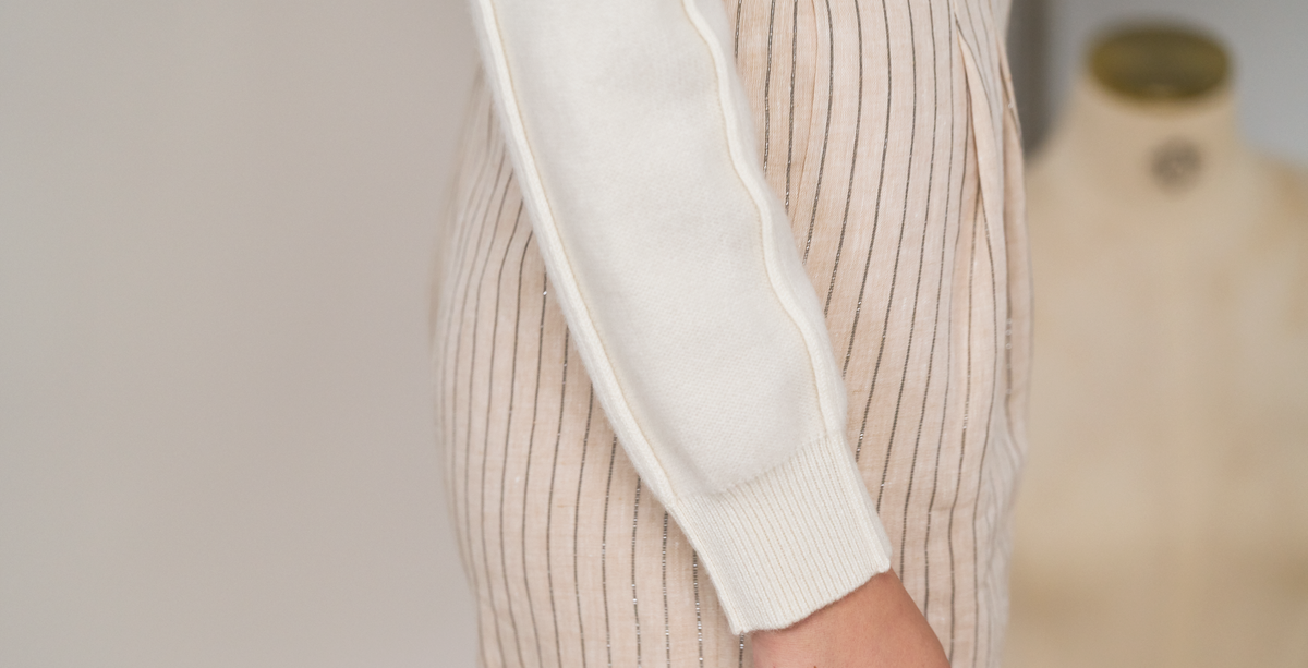 “盛裝慢行 Elegance Unhurried • 象牙白 Ivory” 100% Cashmere 手工珠繡圓領針織墊肩上衣