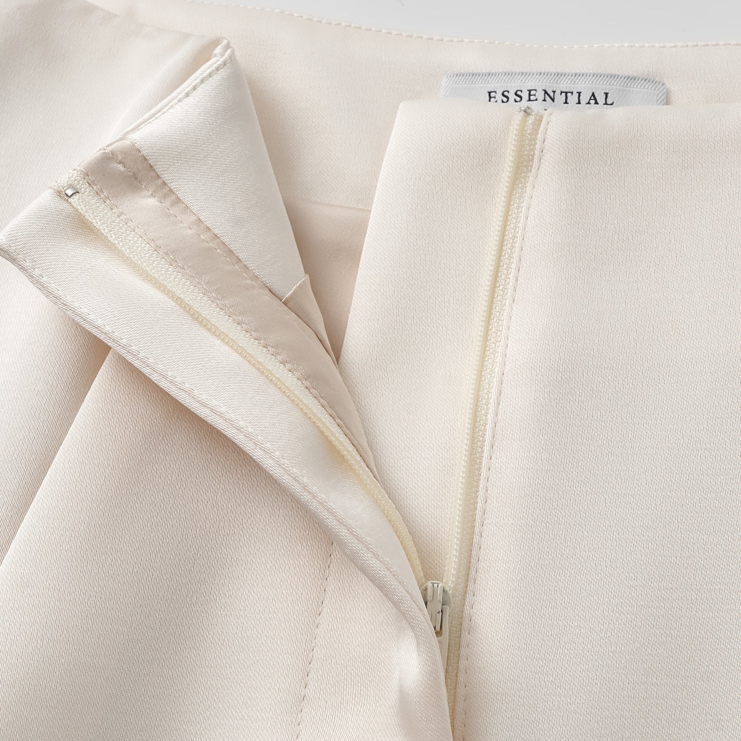 "Weekend at Monaco." 重磅緞面短褲 — Ivory