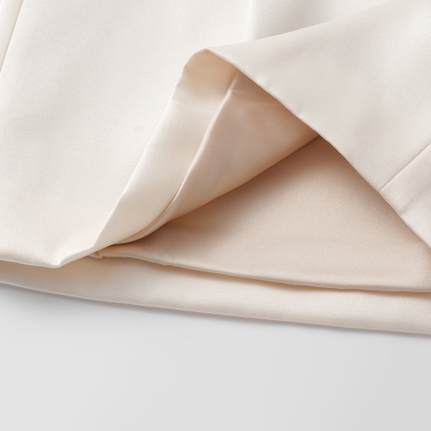 "Weekend at Monaco." 重磅緞面短褲 — Ivory