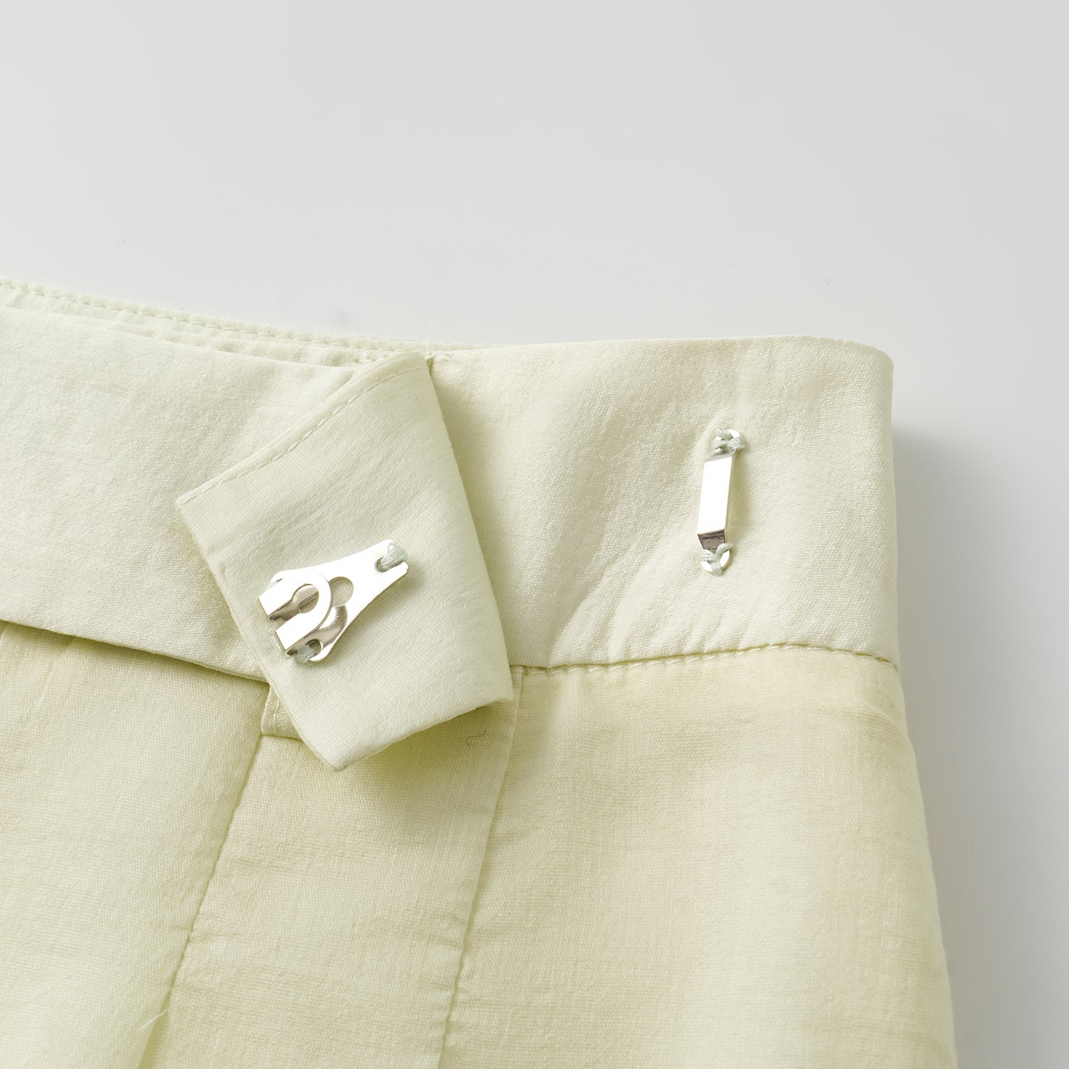 “知性時刻” 天絲緞面雪紡短褲—鵝黃