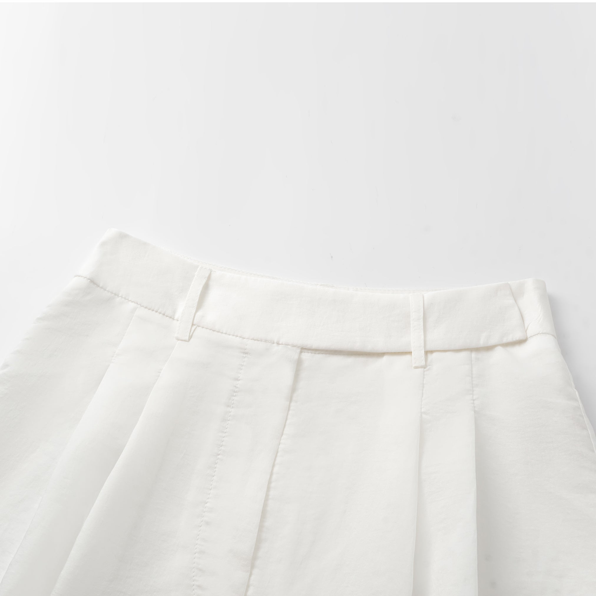 “知性時刻” 天絲緞面雪紡短褲—簡白