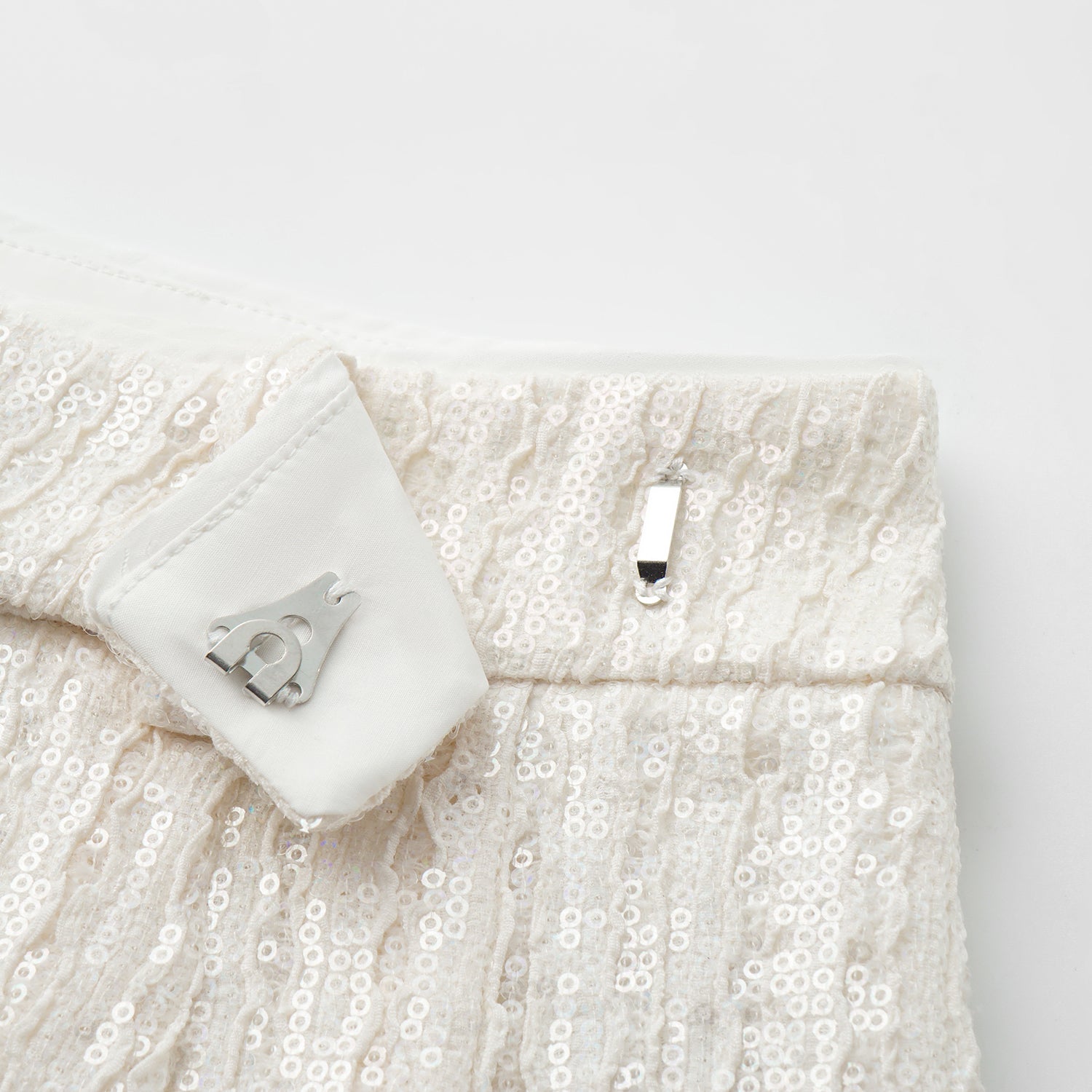 "Weekend at Monaco." 鏤花工藝亮片蕾絲短褲—Moonlit Luster 盧卡月光