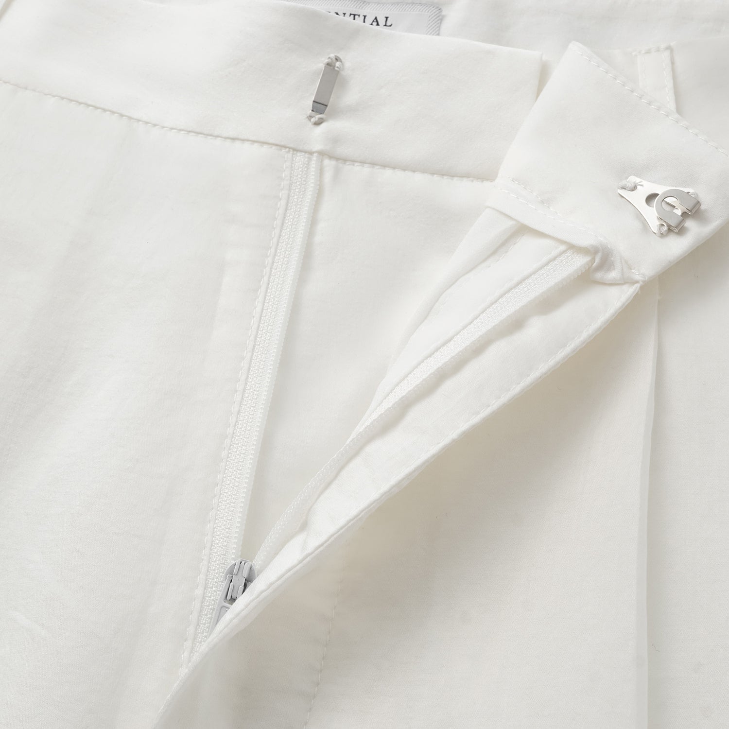 “知性時刻” 天絲緞面雪紡立體剪裁長褲—簡白