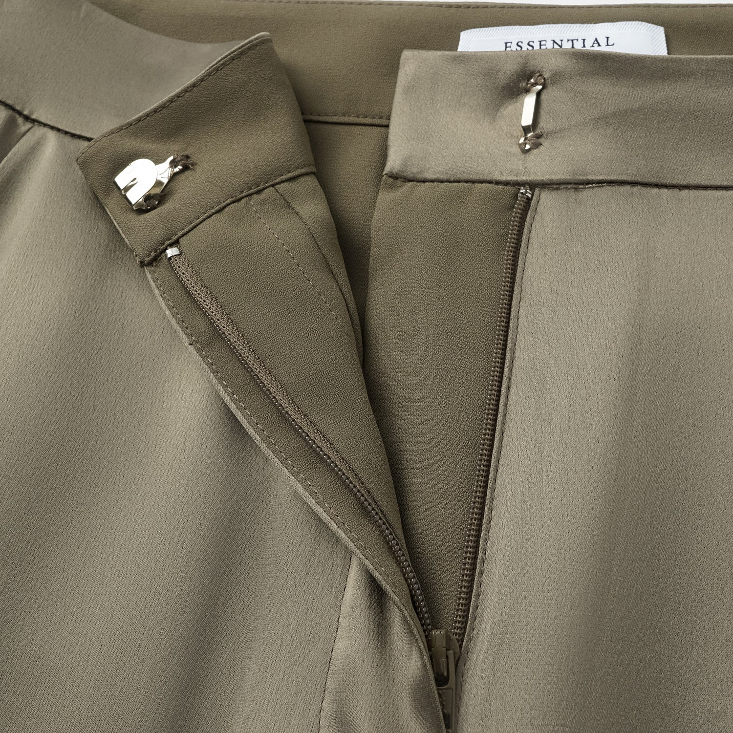 "Imperial Garden Teatime" 緞面醋酸喇叭褲—春綠