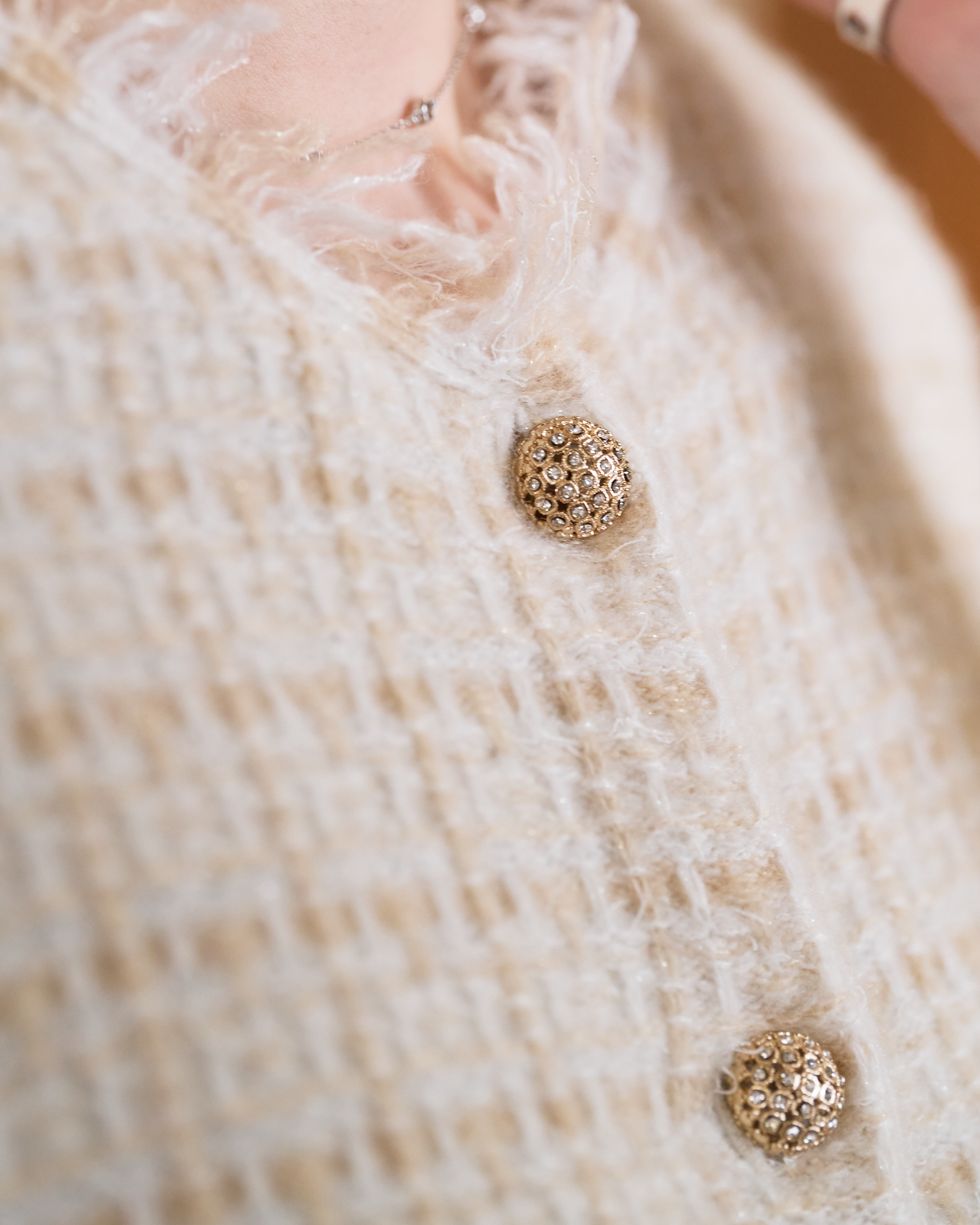 “花呢柔想 Tweed Reverie • 沙金微暈 Sable Lumière” 真絲 Cashmere 格織肌理流蘇針織外套 4