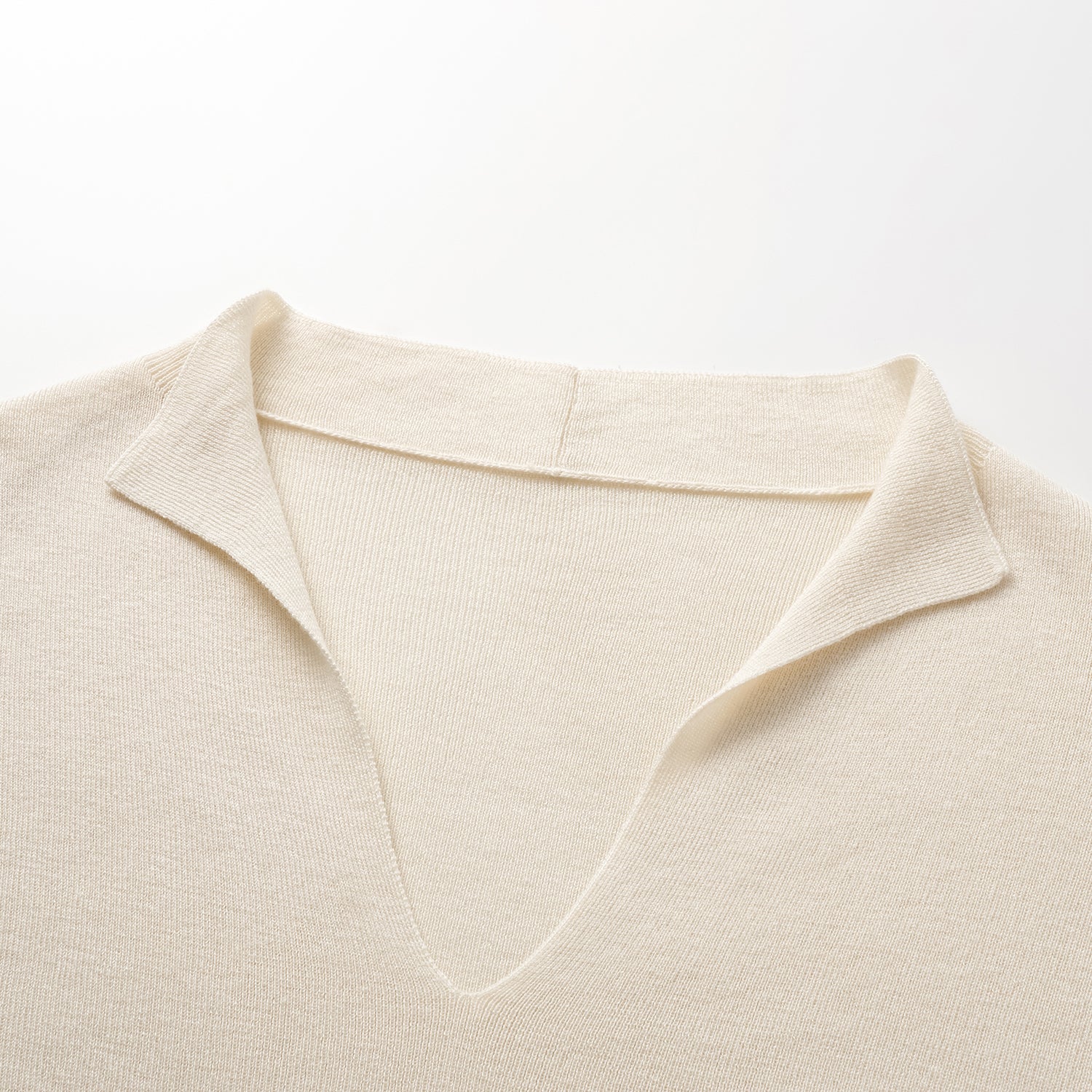 “Spring diary.” Silk Cashmere真絲喀什米爾V領上衣—Ivory