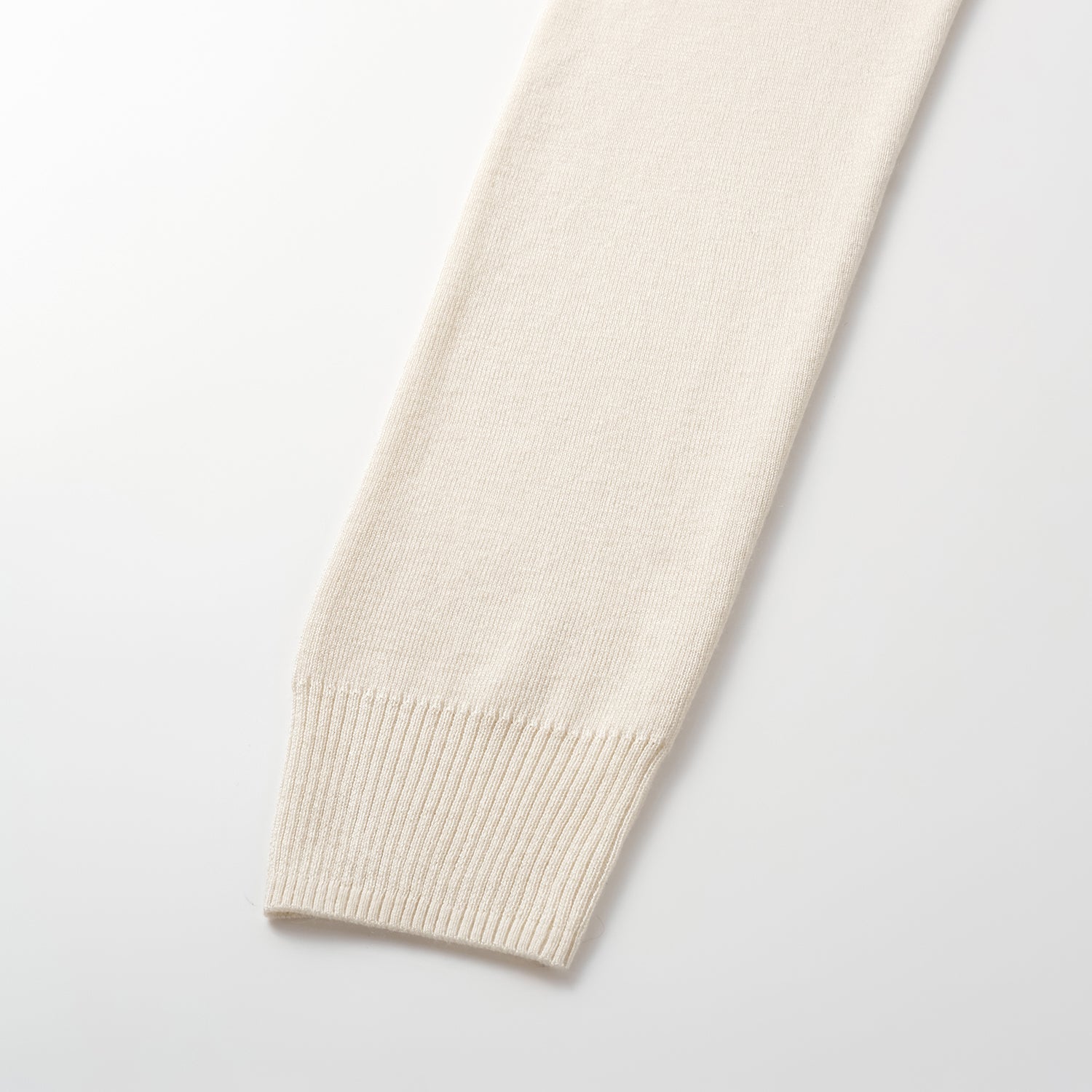 “Spring diary.” Silk Cashmere真絲喀什米爾V領上衣—Ivory