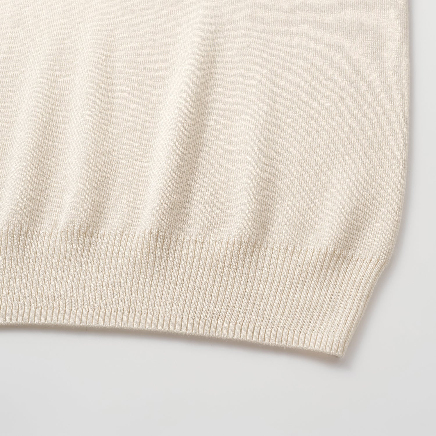 “Spring diary.” Silk Cashmere真絲喀什米爾V領上衣—Ivory