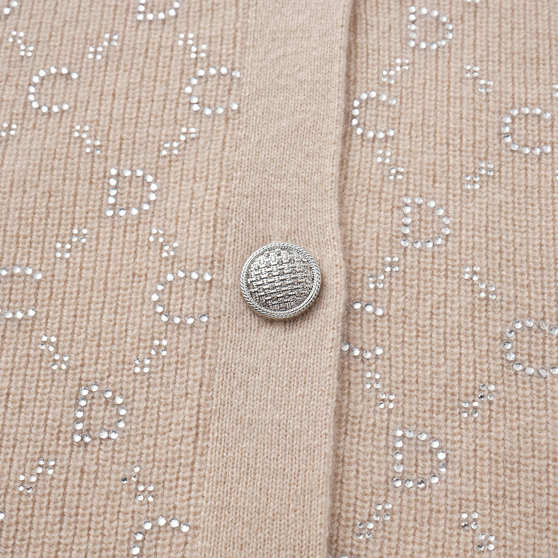 “Autumn Diary” 100% Cashmere立體鑽飾Monogram嵌花針織外套—Almond Cream杏仁奶霜
