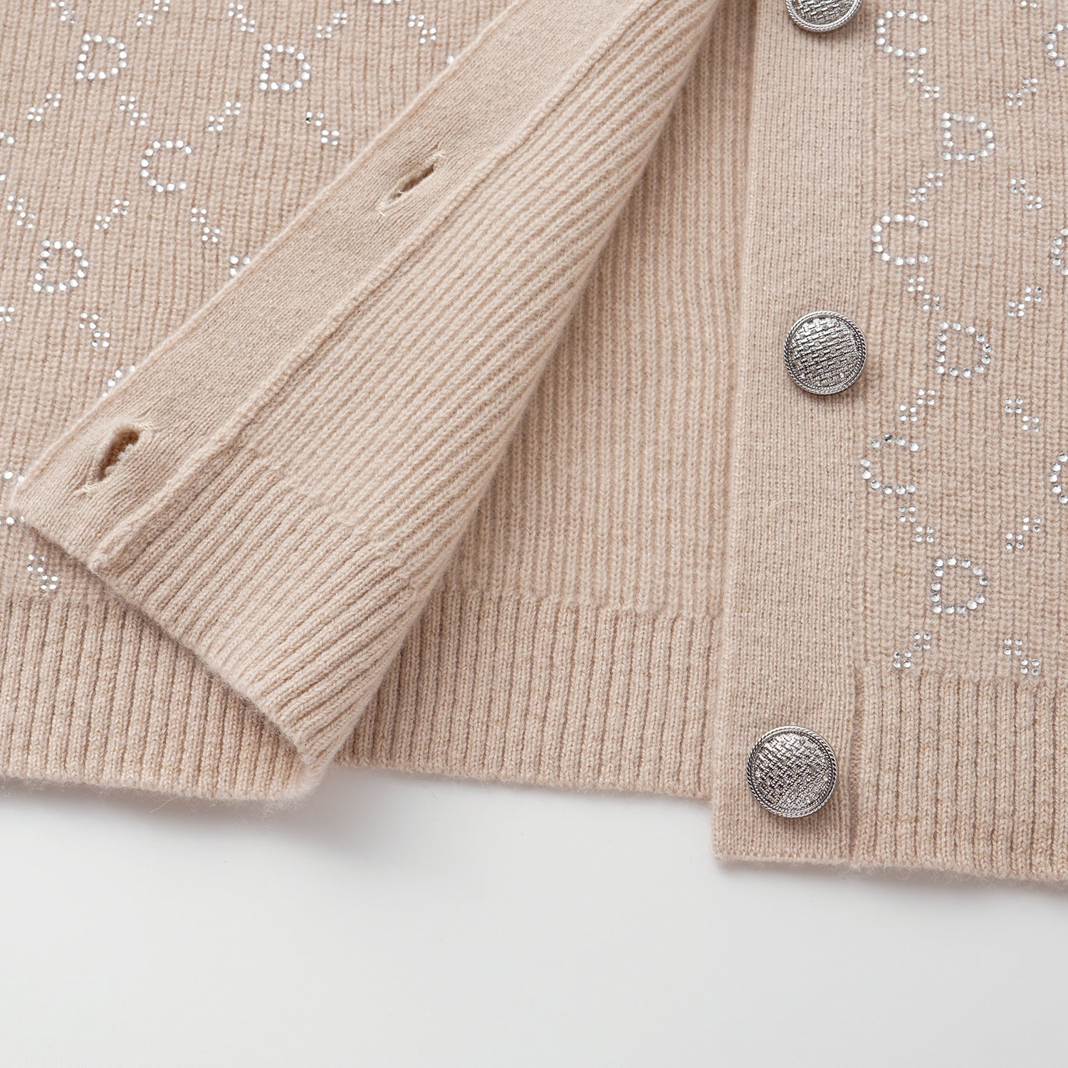 “Autumn Diary” 100% Cashmere立體鑽飾Monogram嵌花針織外套—Almond Cream杏仁奶霜