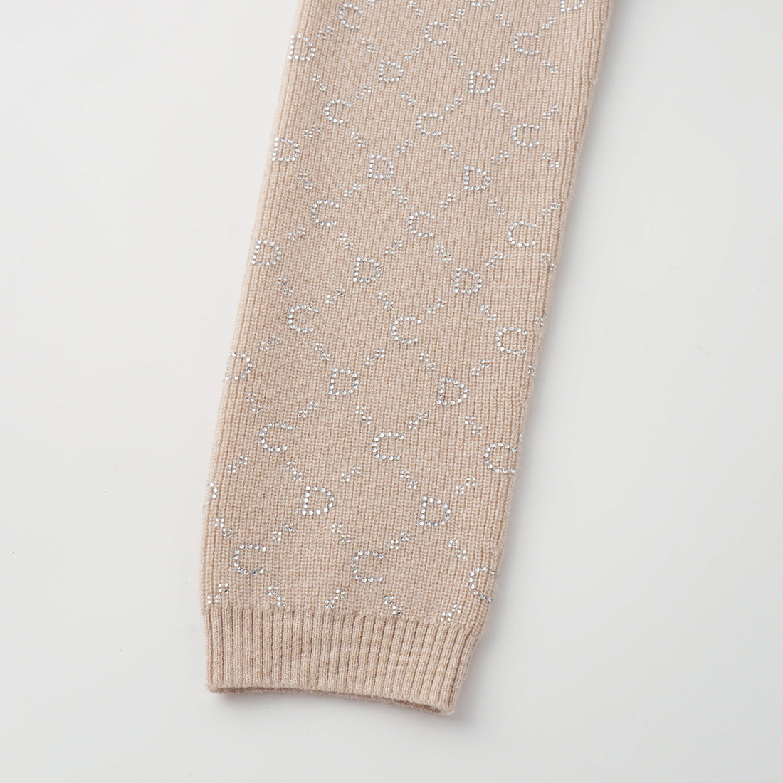 “Autumn Diary” 100% Cashmere立體鑽飾Monogram嵌花針織外套—Almond Cream杏仁奶霜