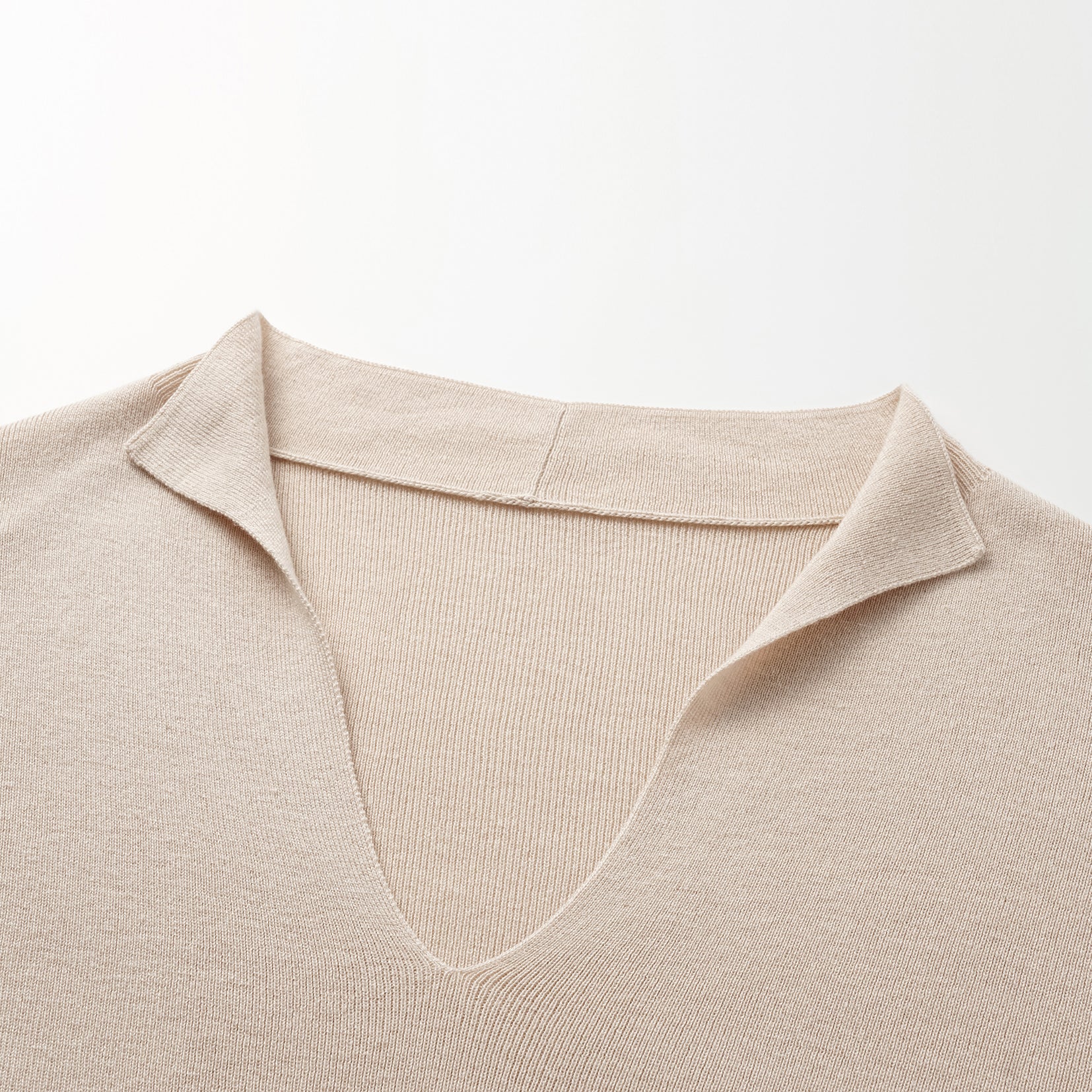 “Spring diary.” Silk Cashmere真絲喀什米爾V領上衣—Beige