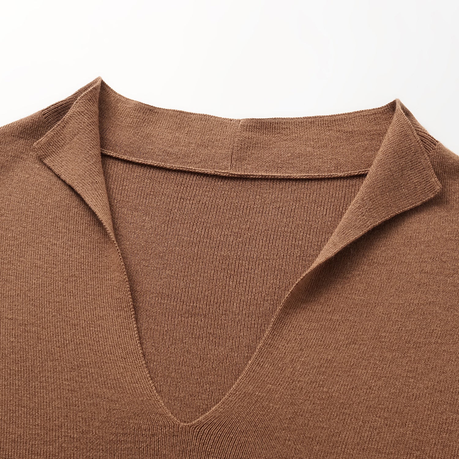 “Spring diary.” Silk Cashmere真絲喀什米爾V領上衣—Camel