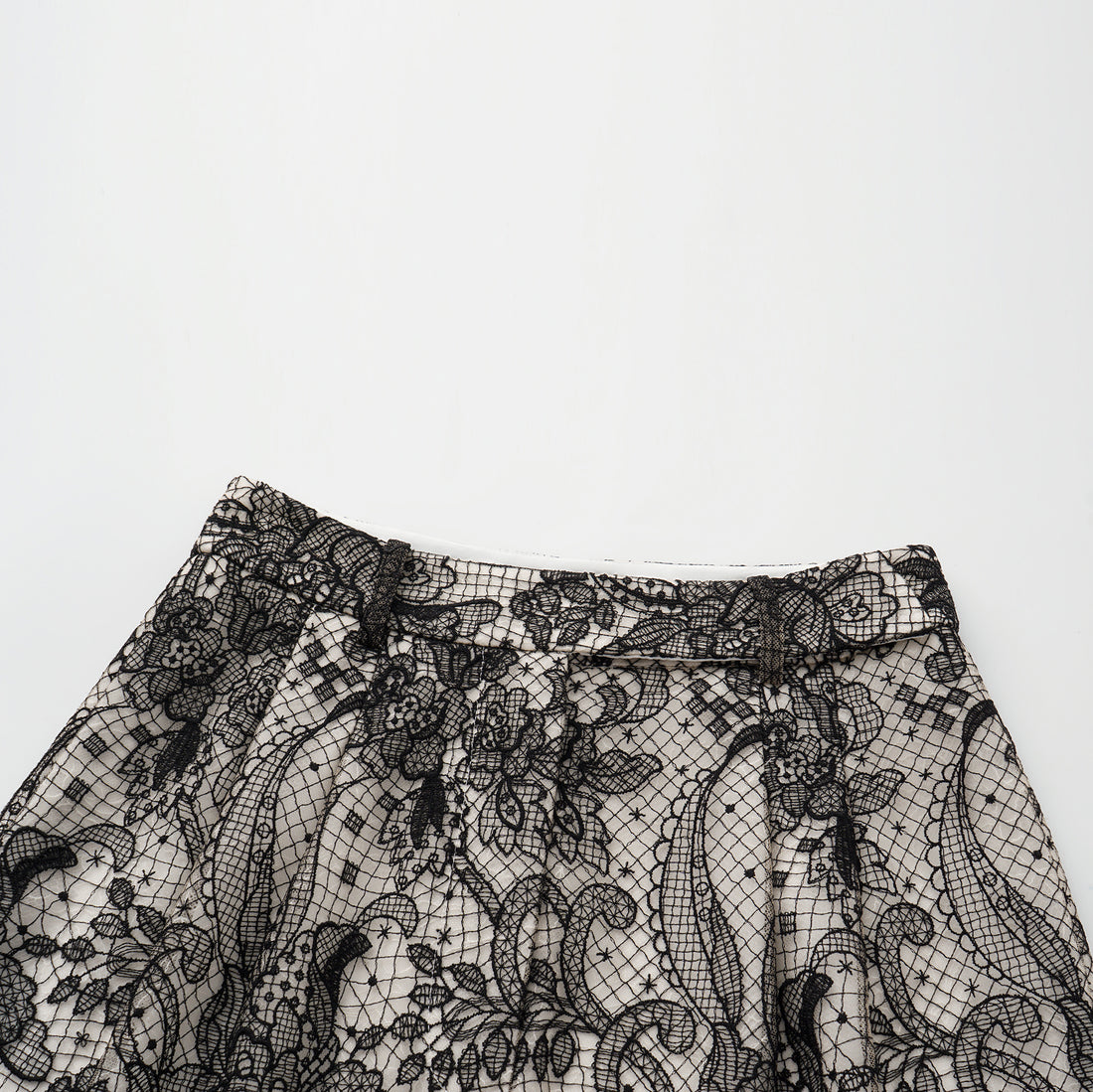 “Weekend At Monaco."鏤雕浮紋織花蕾絲短褲—Velvet Noir絲絨夜