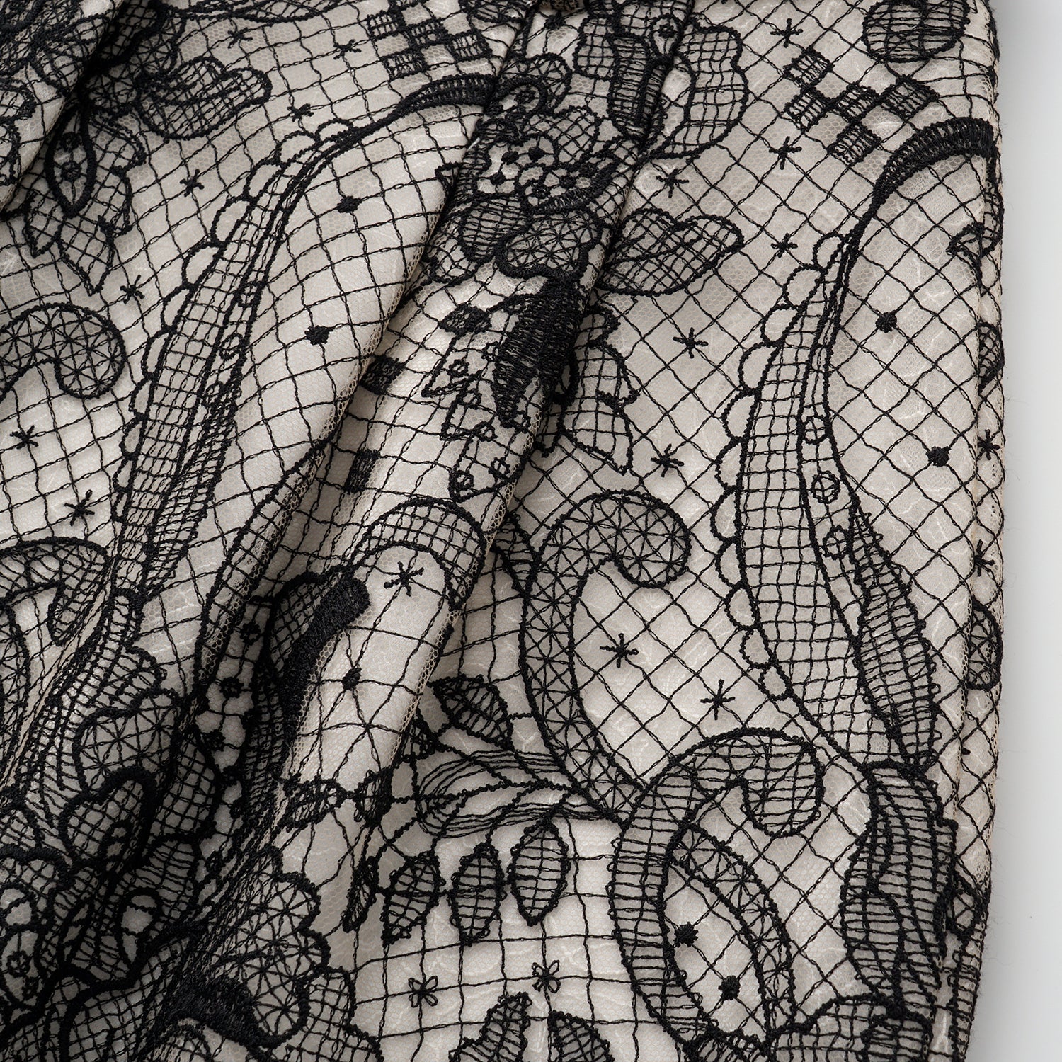 “Weekend At Monaco."鏤雕浮紋織花蕾絲短褲—Velvet Noir絲絨夜