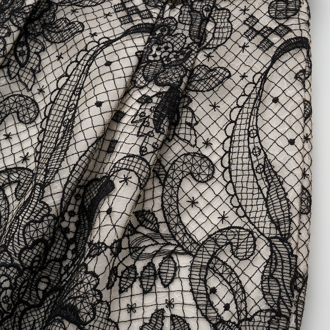 “Weekend At Monaco."鏤雕浮紋織花蕾絲短褲—Velvet Noir絲絨夜