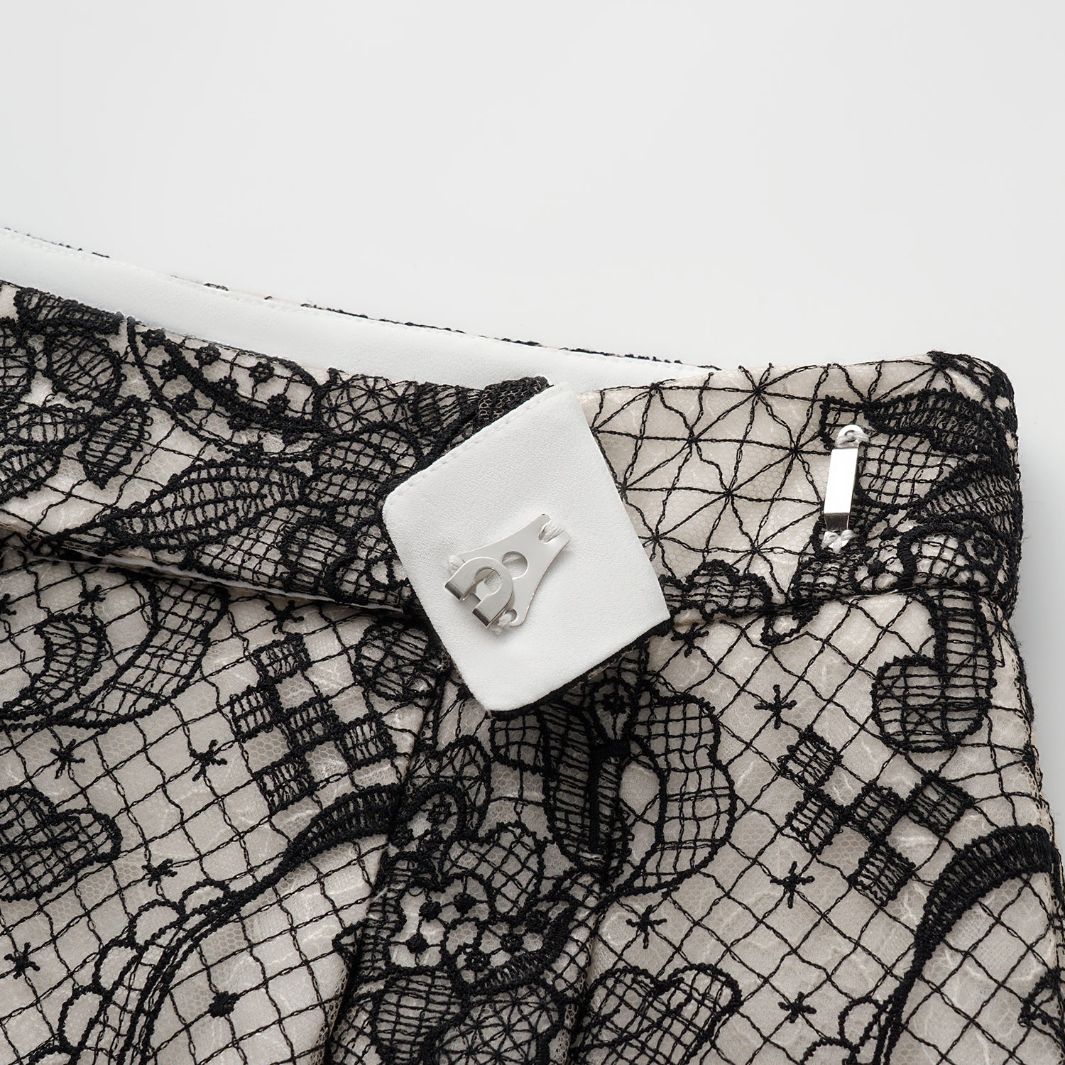 “Weekend At Monaco."鏤雕浮紋織花蕾絲短褲—Velvet Noir絲絨夜