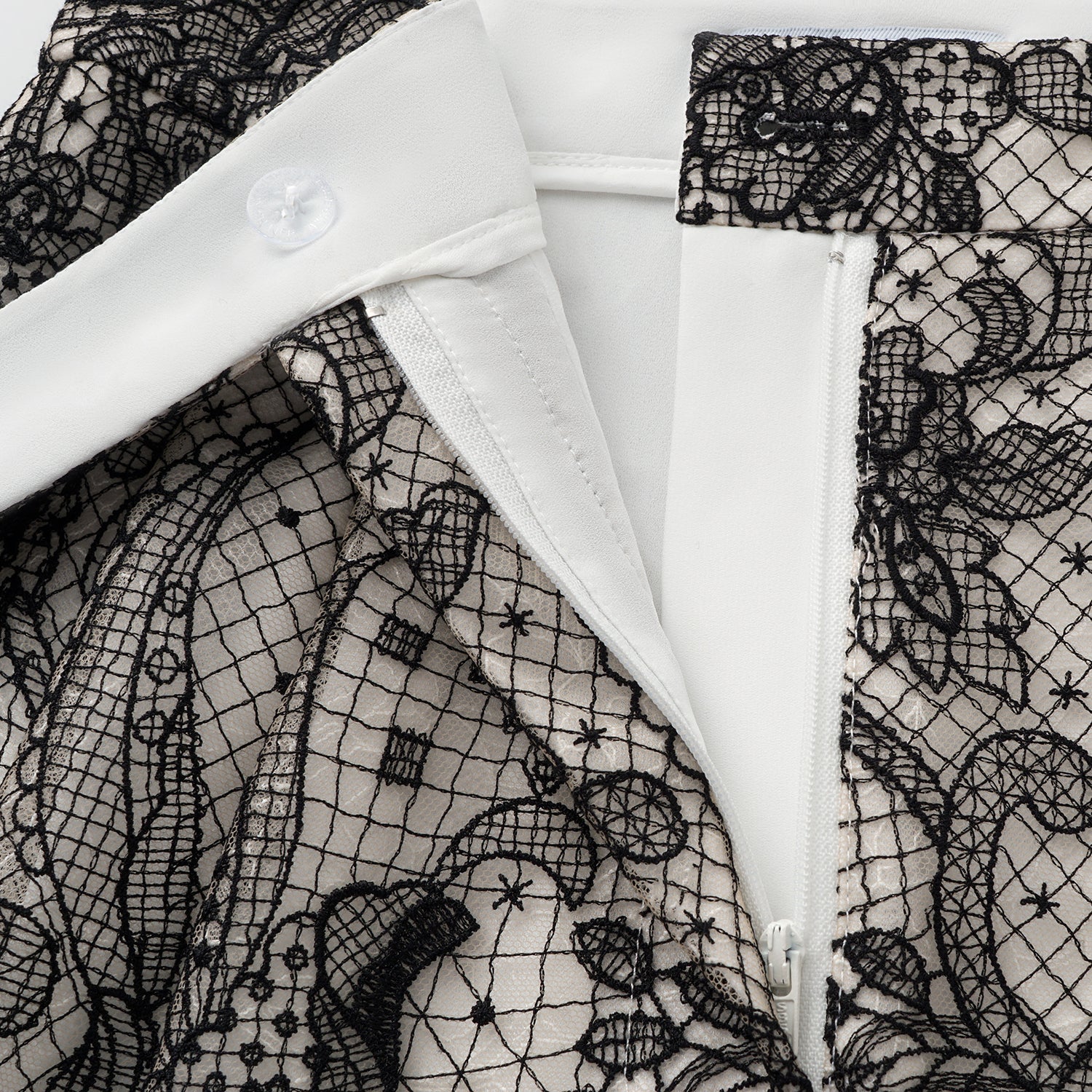 “Weekend At Monaco."鏤雕浮紋織花蕾絲短褲—Velvet Noir絲絨夜