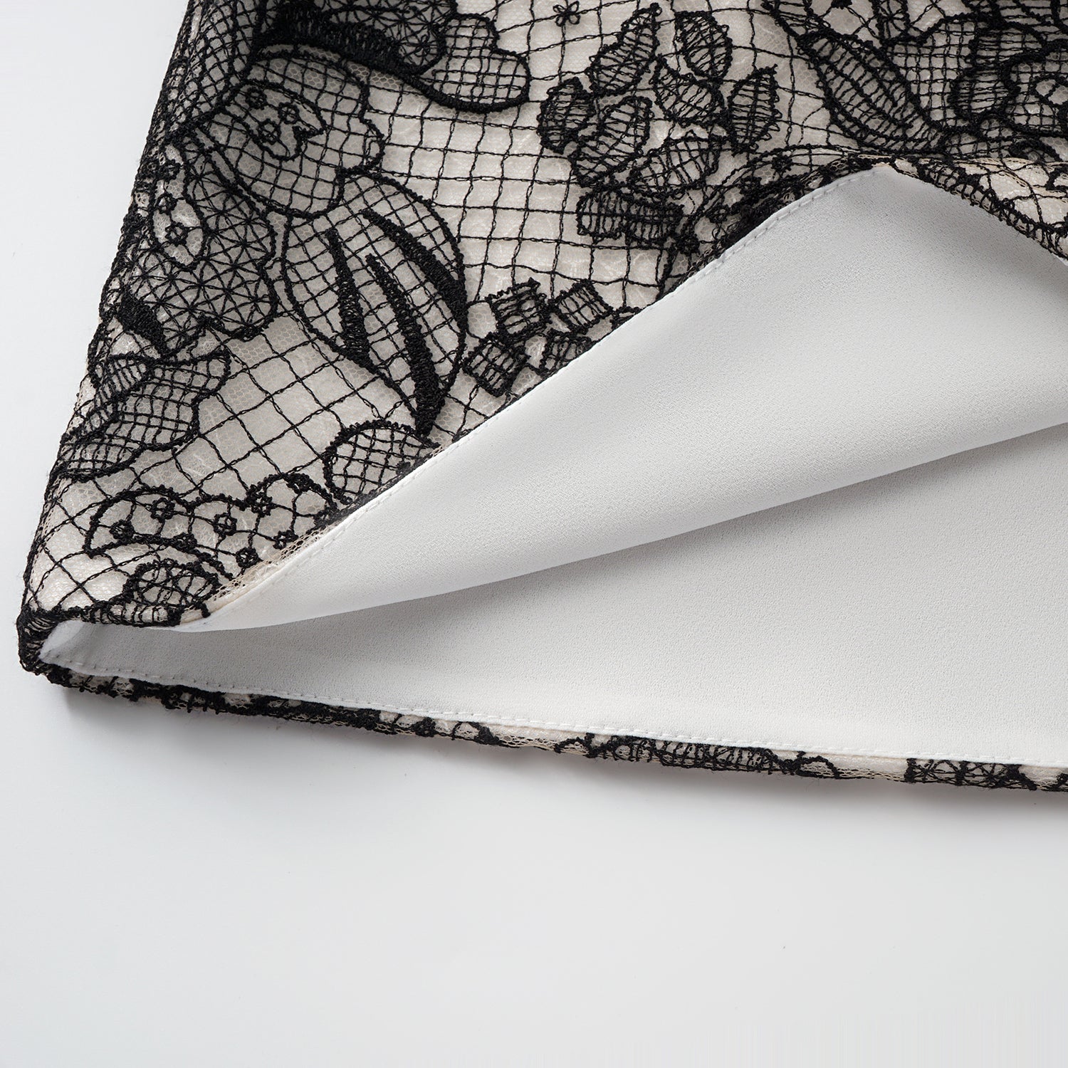 “Weekend At Monaco."鏤雕浮紋織花蕾絲短褲—Velvet Noir絲絨夜